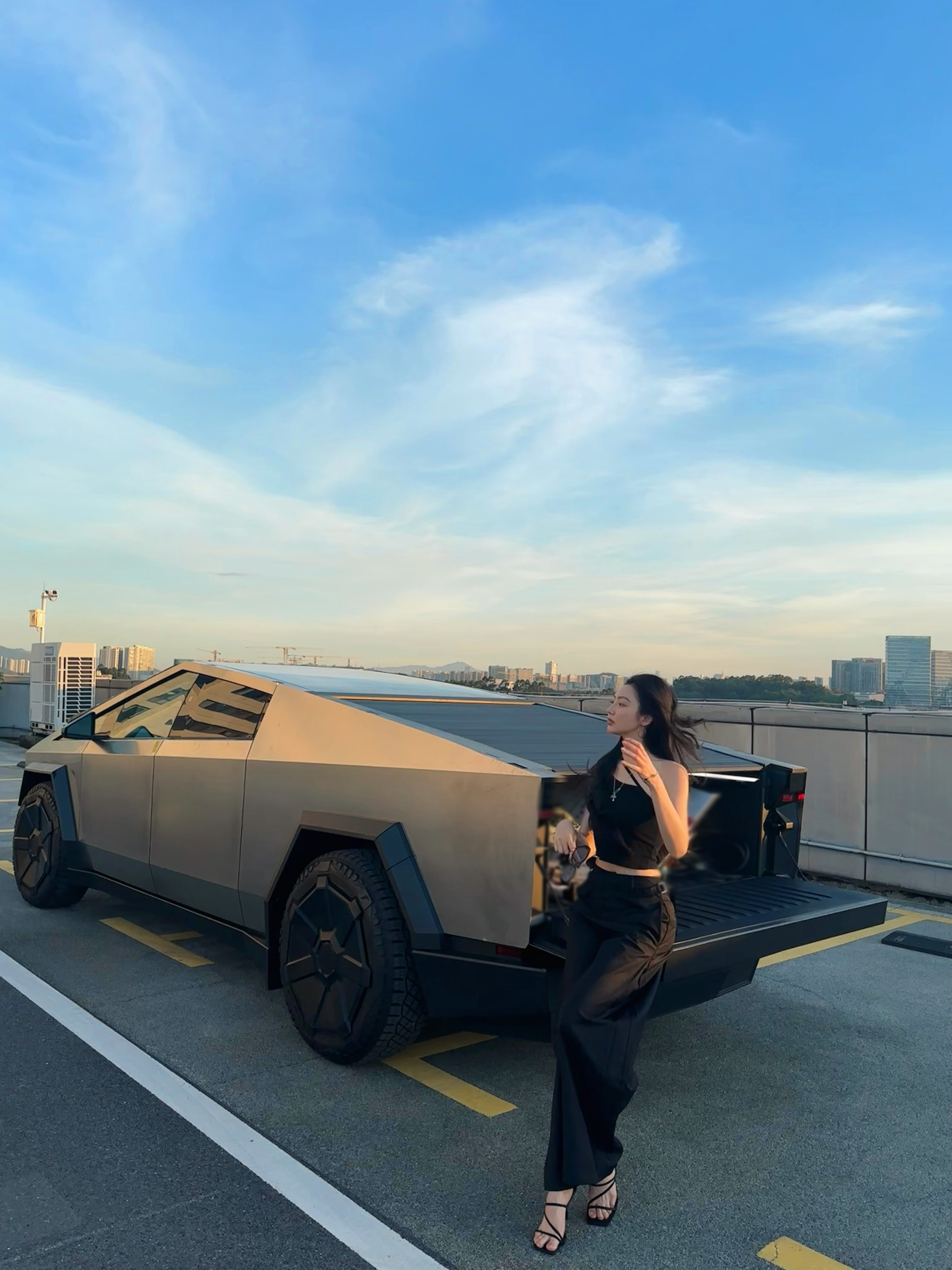 溜个Cybertruck🛻 赛博皮卡真是科技感十足
	
#这车有点帅 #皮卡 #未来感座驾 #赛博皮卡
#记得出门兜兜风 #潮汕女孩 #特斯拉Tesla @邱邱不在家