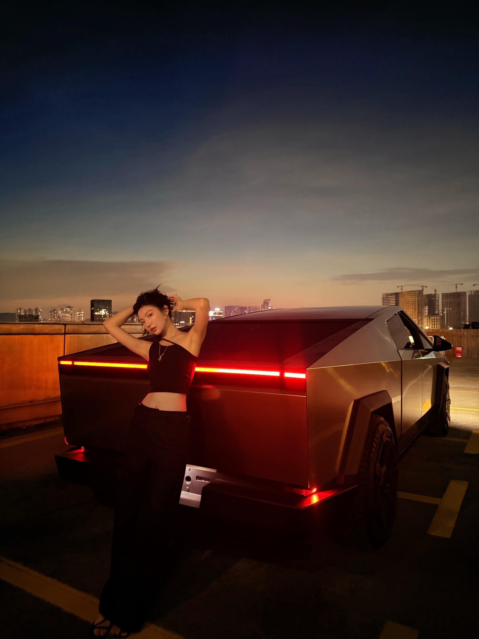 溜个Cybertruck🛻 赛博皮卡真是科技感十足
	
#这车有点帅 #皮卡 #未来感座驾 #赛博皮卡
#记得出门兜兜风 #潮汕女孩 #特斯拉Tesla @邱邱不在家