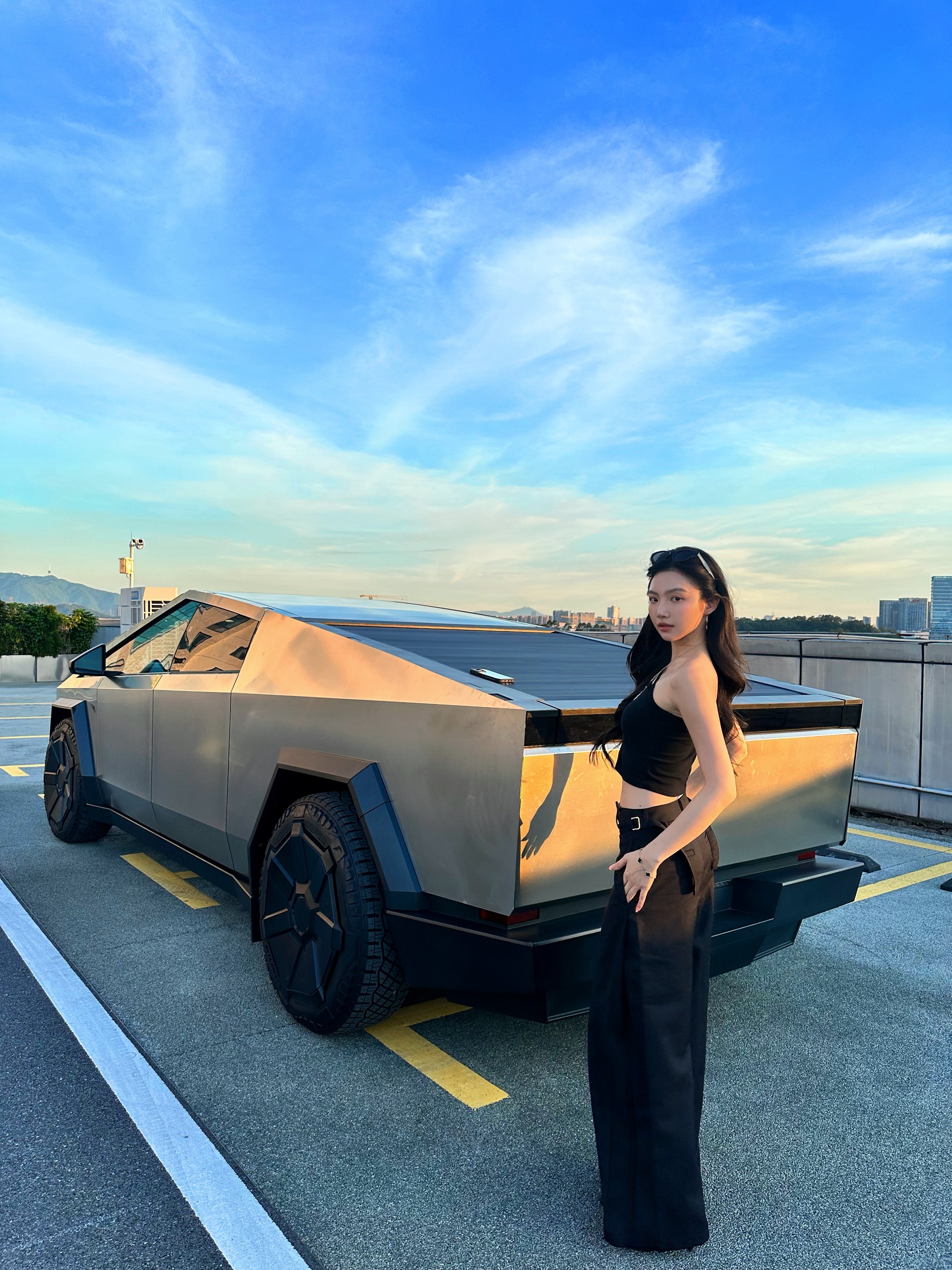 溜个Cybertruck🛻 赛博皮卡真是科技感十足
	
#这车有点帅 #皮卡 #未来感座驾 #赛博皮卡
#记得出门兜兜风 #潮汕女孩 #特斯拉Tesla @邱邱不在家