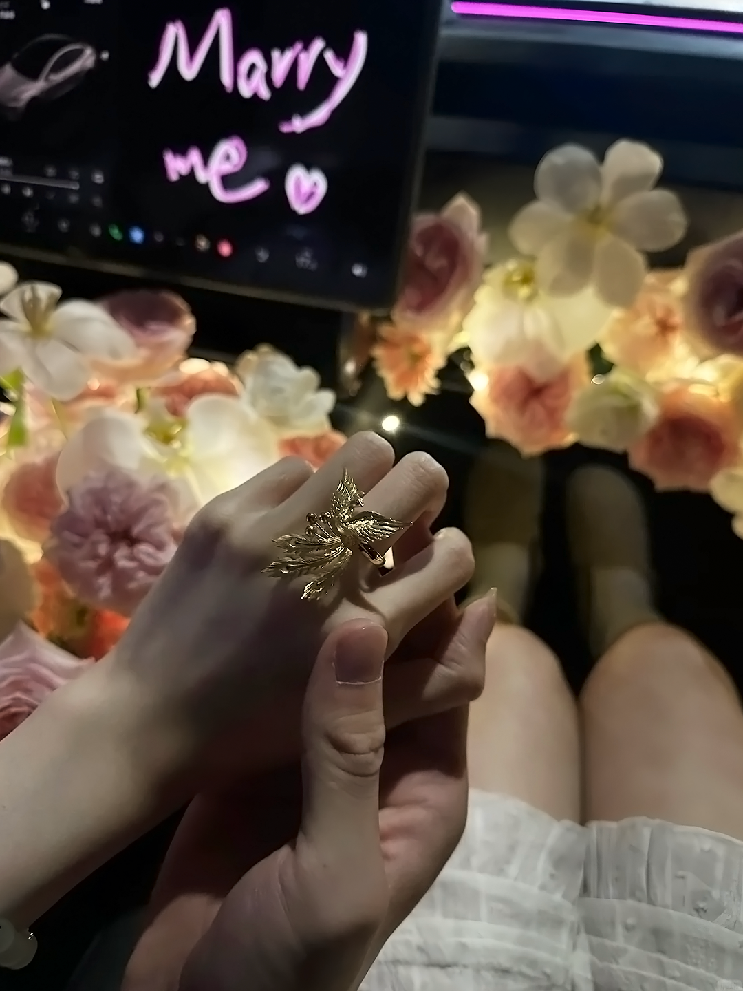 “特”别浪漫📷不期而遇❤️ 车机屏幕的深情告白🚘
后备箱满满鲜花的特别惊喜🌹
提车&求婚时许下相伴一生的诺言💍
爱的旅程，因你而“特”别❤️
	
欢迎带话题 #一起来拍浪漫特写 ，分享“特斯拉&爱”的心动瞬间
	
#七夕 @特斯拉