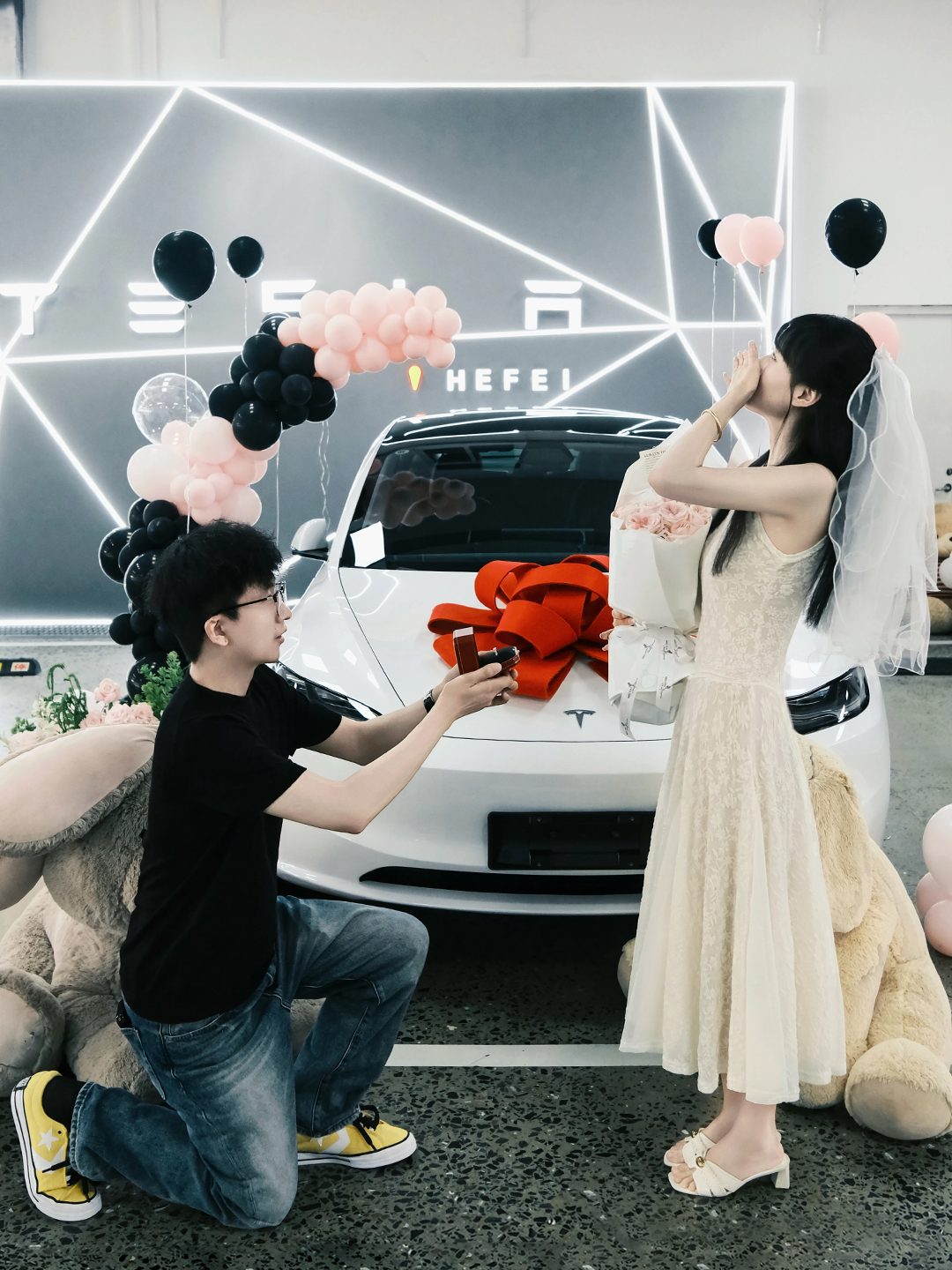 “特”别浪漫📷不期而遇❤️ 车机屏幕的深情告白🚘
后备箱满满鲜花的特别惊喜🌹
提车&求婚时许下相伴一生的诺言💍
爱的旅程，因你而“特”别❤️
	
欢迎带话题 #一起来拍浪漫特写 ，分享“特斯拉&爱”的心动瞬间
	
#七夕 @特斯拉