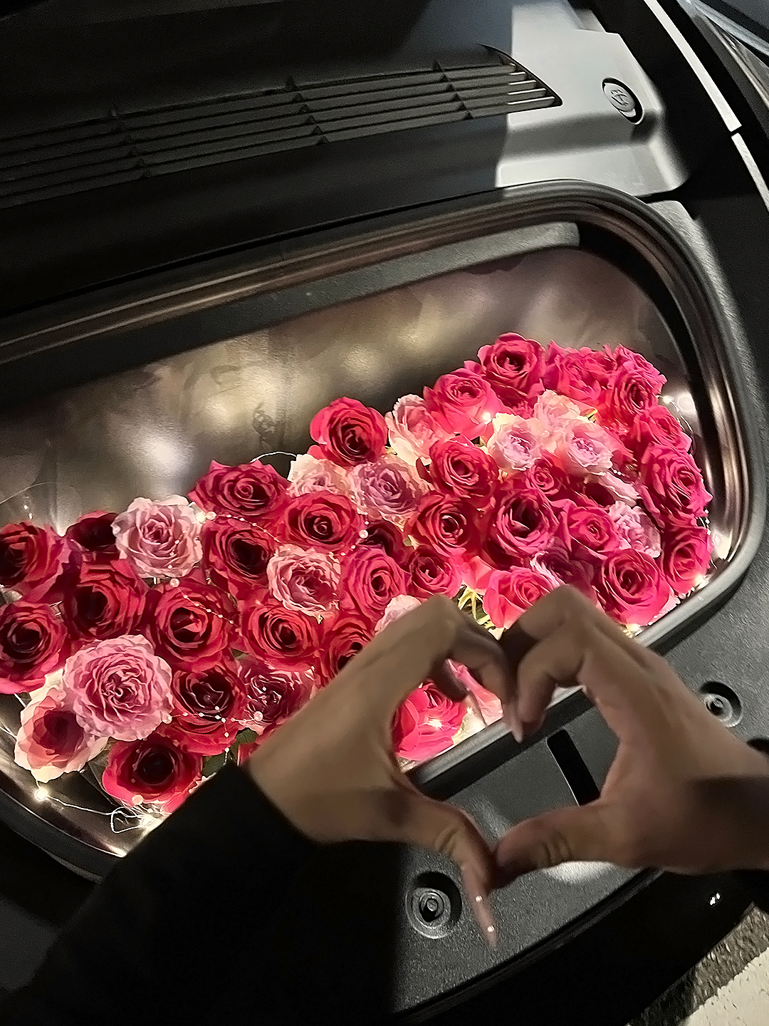 “特”别浪漫📷不期而遇❤️ 车机屏幕的深情告白🚘
后备箱满满鲜花的特别惊喜🌹
提车&求婚时许下相伴一生的诺言💍
爱的旅程，因你而“特”别❤️
	
欢迎带话题 #一起来拍浪漫特写 ，分享“特斯拉&爱”的心动瞬间
	
#七夕 @特斯拉