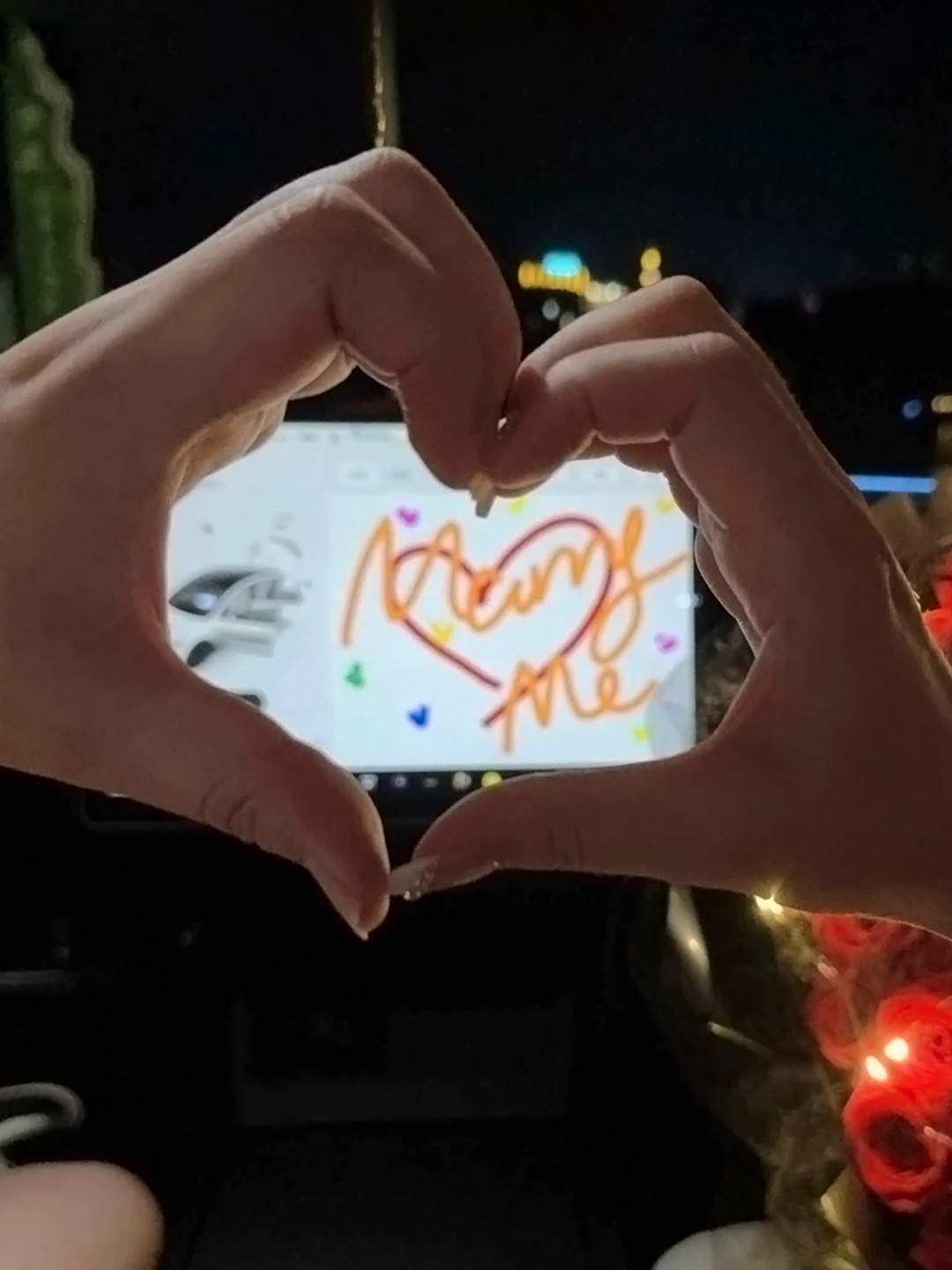 “特”别浪漫📷不期而遇❤️ 车机屏幕的深情告白🚘
后备箱满满鲜花的特别惊喜🌹
提车&求婚时许下相伴一生的诺言💍
爱的旅程，因你而“特”别❤️
	
欢迎带话题 #一起来拍浪漫特写 ，分享“特斯拉&爱”的心动瞬间
	
#七夕 @特斯拉