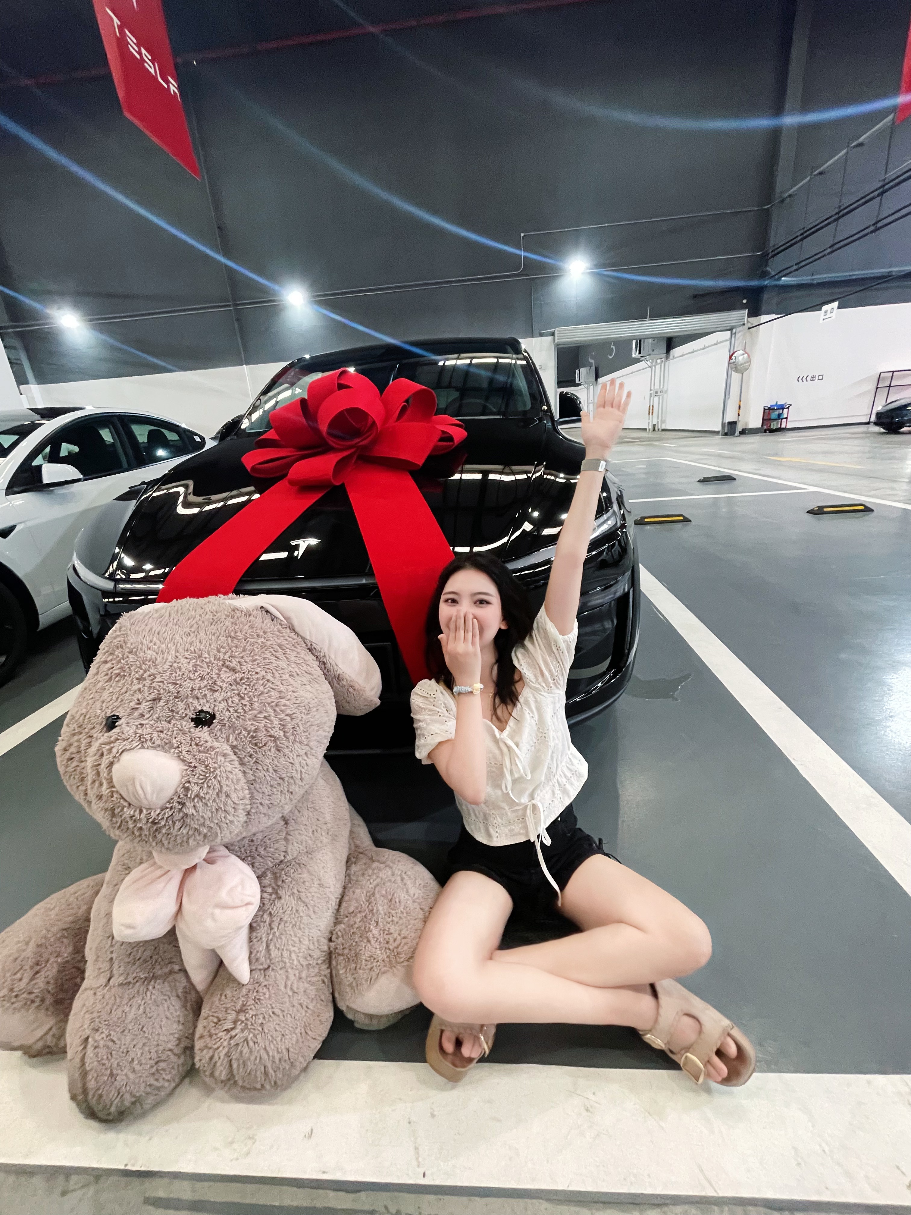 恭喜特斯拉🎉今天又多了一位可爱女车主！！ 真的超好开！试驾之后火速订车！
黑色的新Y太🆒了！越看越喜欢～
不得不说今天交付中心人也太太太多了…
#特别心动的车 #提车仪式 #modely#喜提新车 #特斯拉#提车快乐 @西恩路不路