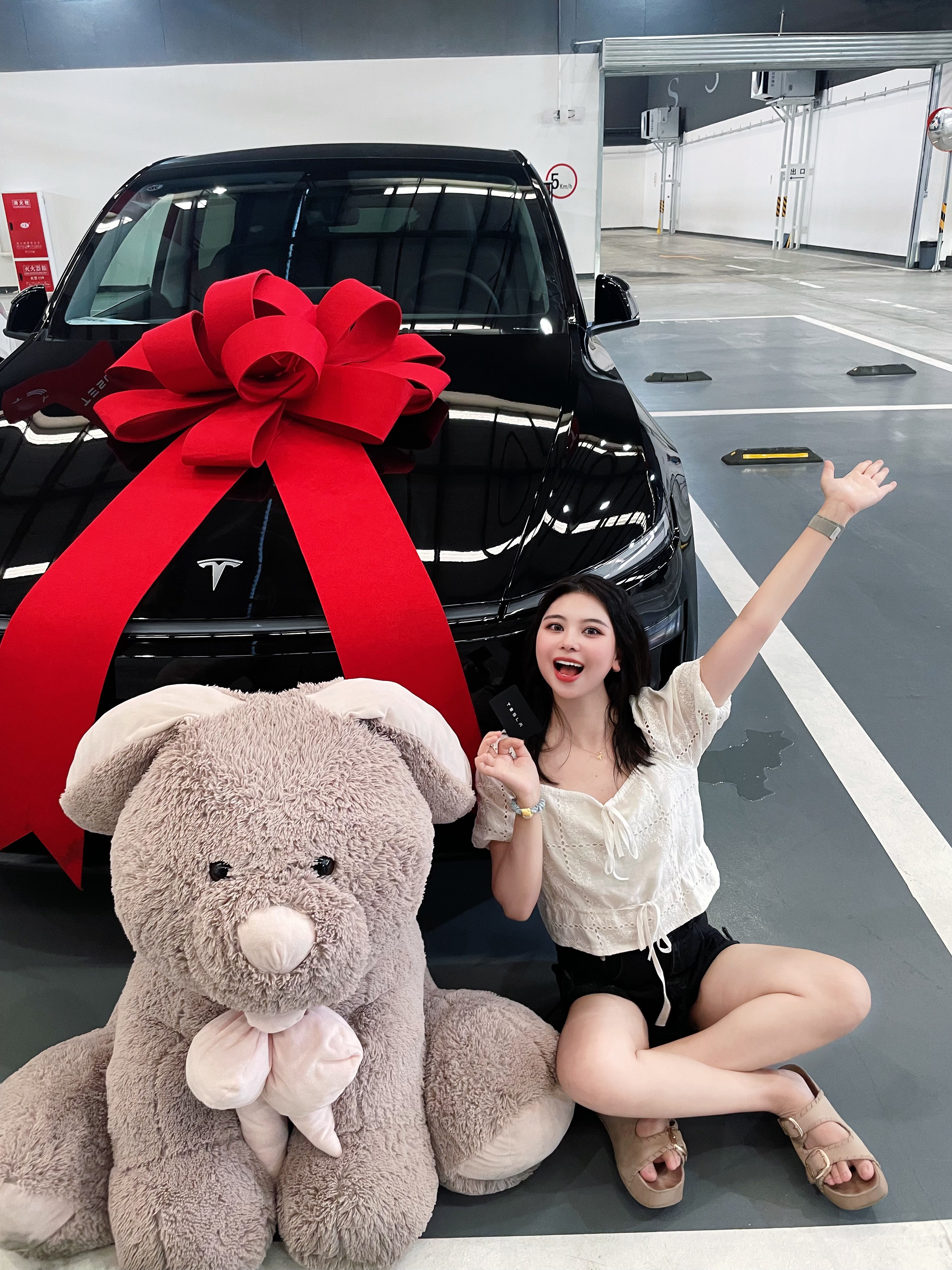 恭喜特斯拉🎉今天又多了一位可爱女车主！！ 真的超好开！试驾之后火速订车！
黑色的新Y太🆒了！越看越喜欢～
不得不说今天交付中心人也太太太多了…
#特别心动的车 #提车仪式 #modely#喜提新车 #特斯拉#提车快乐 @西恩路不路