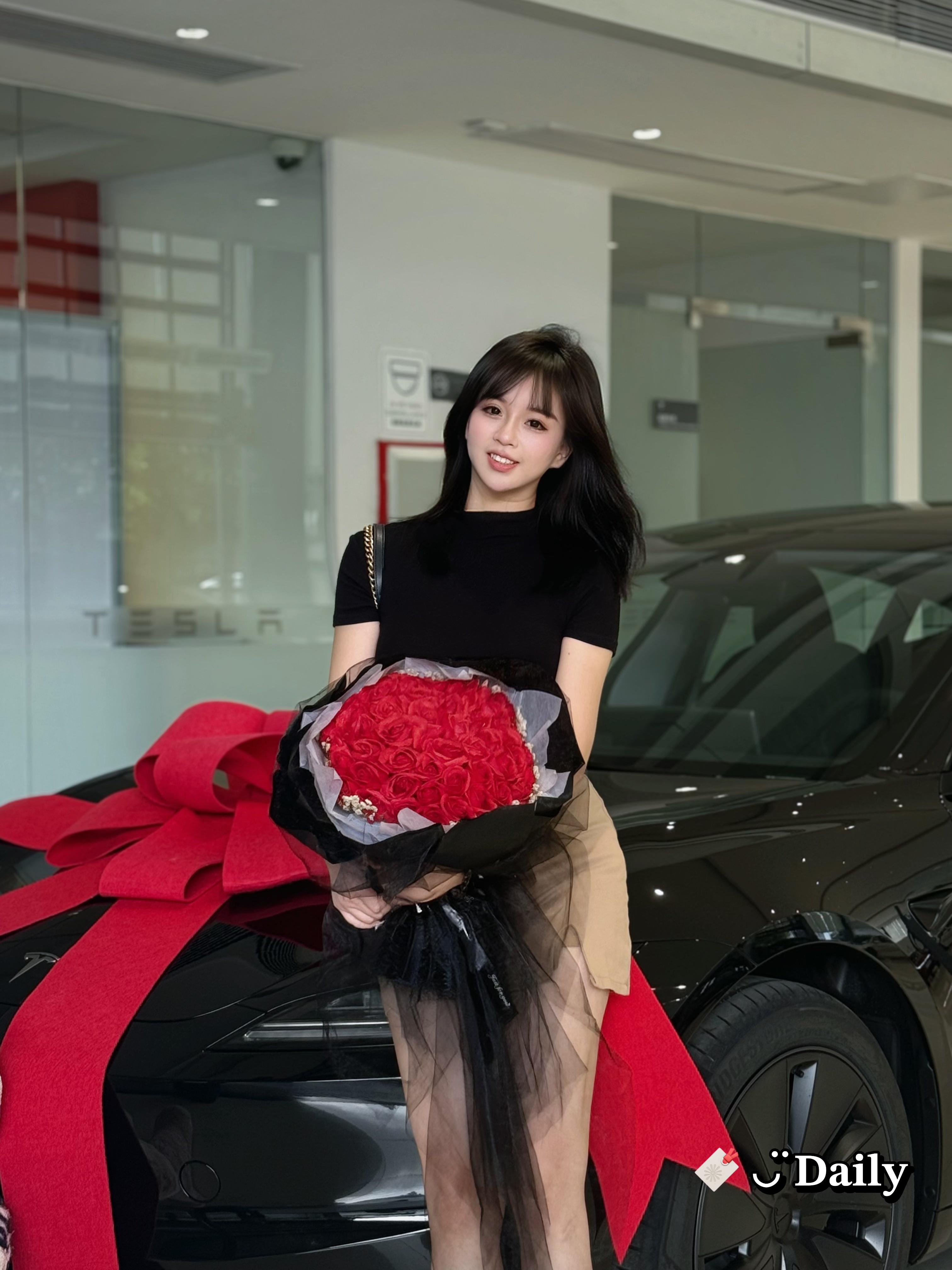 舞蹈老师，终于把特斯拉Model3提回家啦！💃🏻 😘从舞蹈教室到驾驶座舱，人生的下一站旅途是——特斯拉女孩！🚗 今天终于把我心爱的“黑武士”Model 3开回家了，激动到手心冒汗！
	
提车流