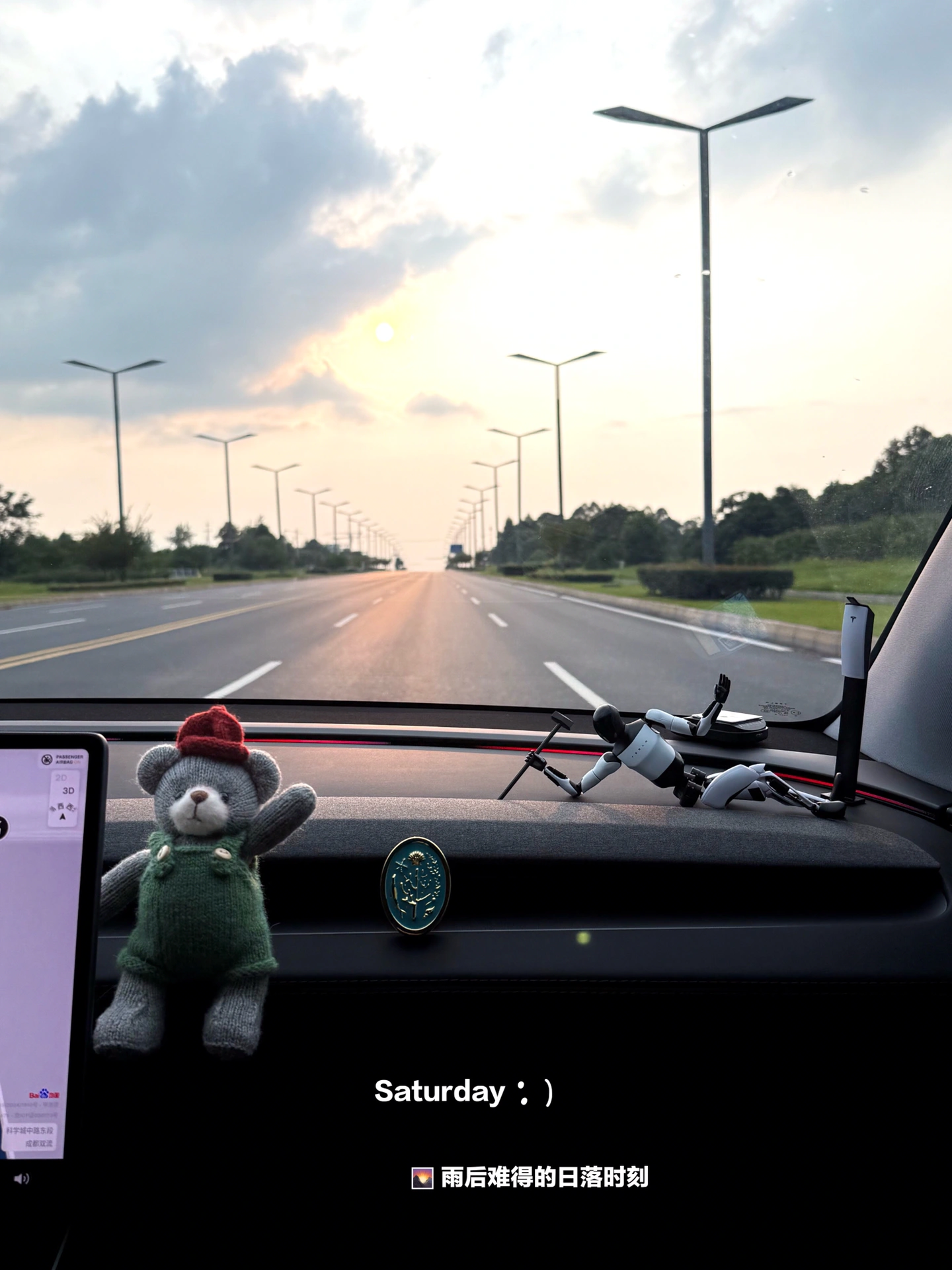 99年特斯拉女车主🚗人生第一辆Dream Car！ Hello大家好吖
欢迎来到鱼鱼🐟的碎碎念分享～
·
不知不觉，已经提车四个月啦🎉
做了四年小红🍠运营的我
突然想做博主，希望拥有一个属于自己的账号，于是便有了这个略显笨拙的开始…
👋之后会陆续跟大家分享我的生活碎片、车内好物、以及一些女性成长心得💡
·
今天想聊聊：
一个普通女生👧为什么会选择特斯拉焕新Y呢？
	
[一R]高颜值：相比于老款model Y的大眼睛我更偏向于焕新Y的贯穿式尾灯搭配漫反射设计，流线型的外观也显得更加成熟稳重。另外极简主义风格的内饰也很戳中我，虽是“毛胚房”却不失高级感！
	
[二R]好开好停：方向盘轻巧，三维实时建模也更加直观立体，能够精准的看到车辆的状态，刚拿到驾照的小白也能上手很快
	
[三R]安全第一：不管是网上的各大安全测评还是车辆的意外新闻报道，特斯拉的口碑在业内都口口相传，用料实在、主动避险、电池阻燃….都让人感到安心
	
[四R]符合预算：裸车价26.35w➕8000白色车漆 ，充电统计2025.5.1截止到目前总充电1190kWh，花费💰1834，节省了2707燃油费，总之电车性价比真的很高！
	
✍️最后，想对所有计划买车的女孩说：
不要被他人所定义“女生就适合开小轿车”，你喜欢的就是最好的‼️
	
✔️评论区留下你的理想车型，一起交流呀～
·
#汽车博主新人 #人生第一辆车 #适合女生开的车 #特斯拉焕新y #素人做博主的成长日记 #小红书成长笔记 #尝试做自媒体博主 #新人博主来报道 #新人polg博主 #开车当然要记录
@薯队长 @小红书成长笔记 @自由鱼