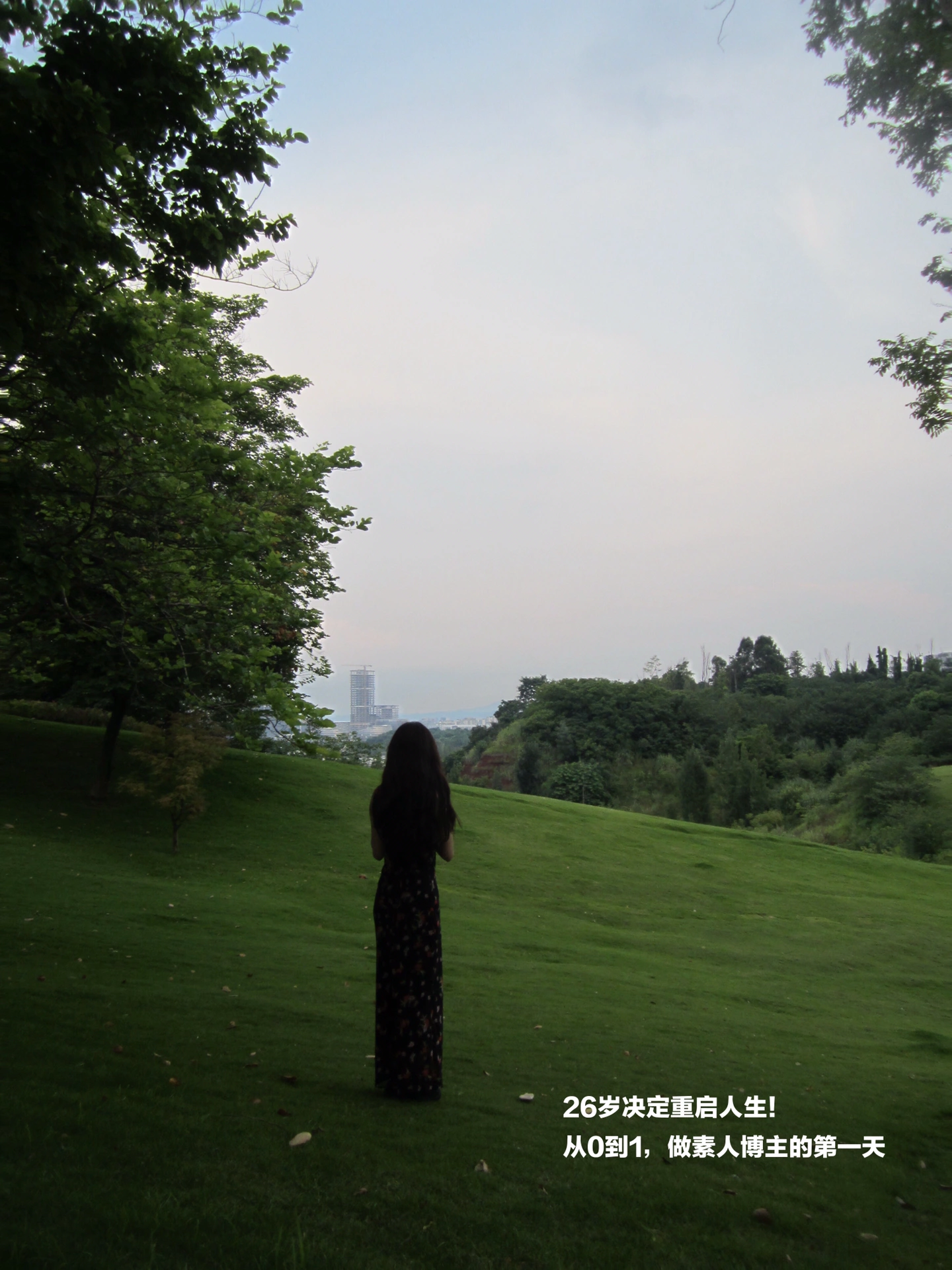 99年特斯拉女车主🚗人生第一辆Dream Car！ Hello大家好吖
欢迎来到鱼鱼🐟的碎碎念分享～
·
不知不觉，已经提车四个月啦🎉
做了四年小红🍠运营的我
突然想做博主，希望拥有一个属于自己的账号，于是便有了这个略显笨拙的开始…
👋之后会陆续跟大家分享我的生活碎片、车内好物、以及一些女性成长心得💡
·
今天想聊聊：
一个普通女生👧为什么会选择特斯拉焕新Y呢？
	
[一R]高颜值：相比于老款model Y的大眼睛我更偏向于焕新Y的贯穿式尾灯搭配漫反射设计，流线型的外观也显得更加成熟稳重。另外极简主义风格的内饰也很戳中我，虽是“毛胚房”却不失高级感！
	
[二R]好开好停：方向盘轻巧，三维实时建模也更加直观立体，能够精准的看到车辆的状态，刚拿到驾照的小白也能上手很快
	
[三R]安全第一：不管是网上的各大安全测评还是车辆的意外新闻报道，特斯拉的口碑在业内都口口相传，用料实在、主动避险、电池阻燃….都让人感到安心
	
[四R]符合预算：裸车价26.35w➕8000白色车漆 ，充电统计2025.5.1截止到目前总充电1190kWh，花费💰1834，节省了2707燃油费，总之电车性价比真的很高！
	
✍️最后，想对所有计划买车的女孩说：
不要被他人所定义“女生就适合开小轿车”，你喜欢的就是最好的‼️
	
✔️评论区留下你的理想车型，一起交流呀～
·
#汽车博主新人 #人生第一辆车 #适合女生开的车 #特斯拉焕新y #素人做博主的成长日记 #小红书成长笔记 #尝试做自媒体博主 #新人博主来报道 #新人polg博主 #开车当然要记录
@薯队长 @小红书成长笔记 @自由鱼