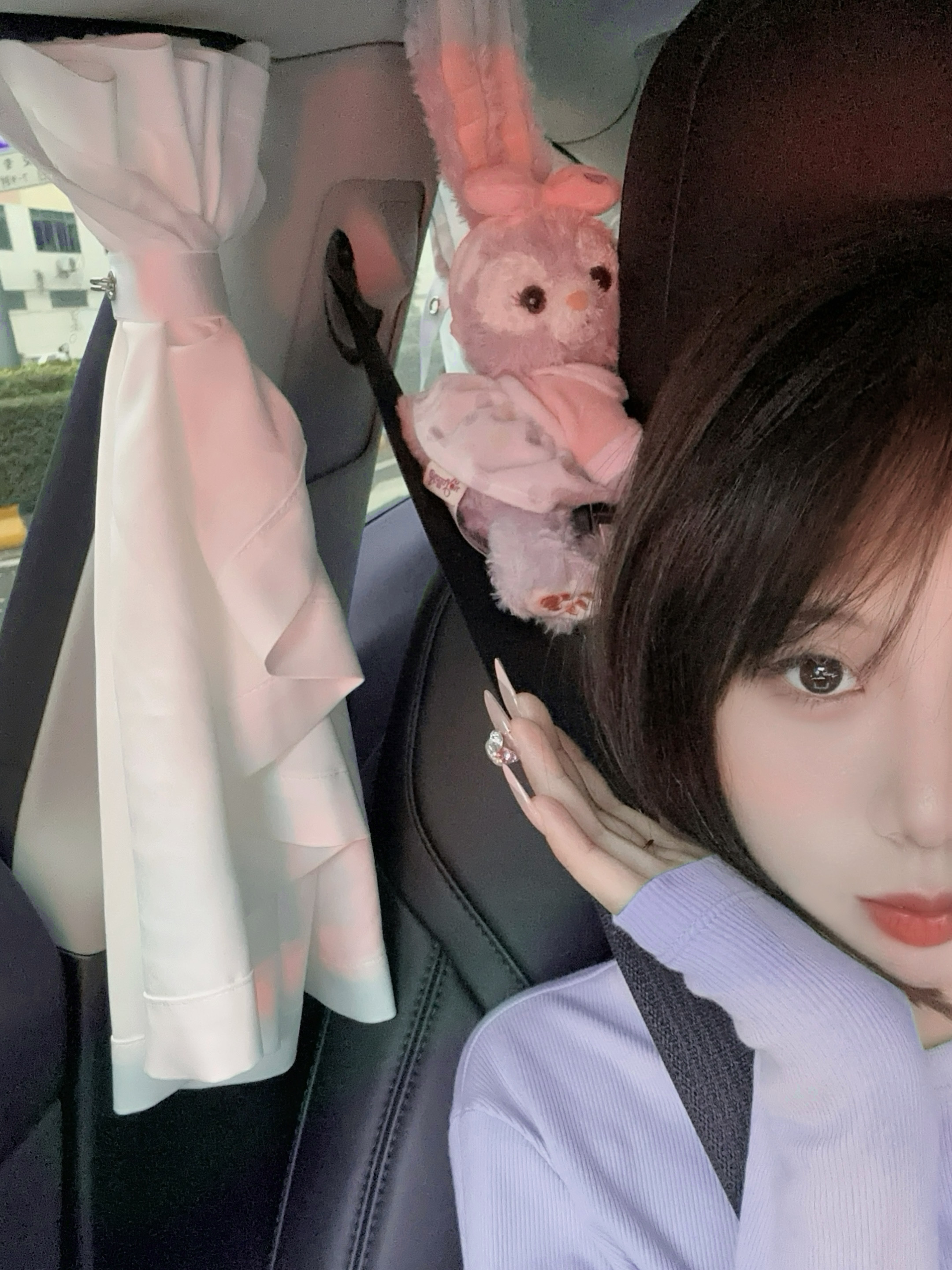 🤍 Tesla女车主的车载好物 特斯拉毛坯改造～
粉白色风格 可可爱爱[紫色心形R]
	
平时也不需要坐太多人
所以后排直接放倒当床车啦～
#特斯拉#model3 #女生车内饰 #车载好物 #特斯拉内饰#迪士尼 @52hertz