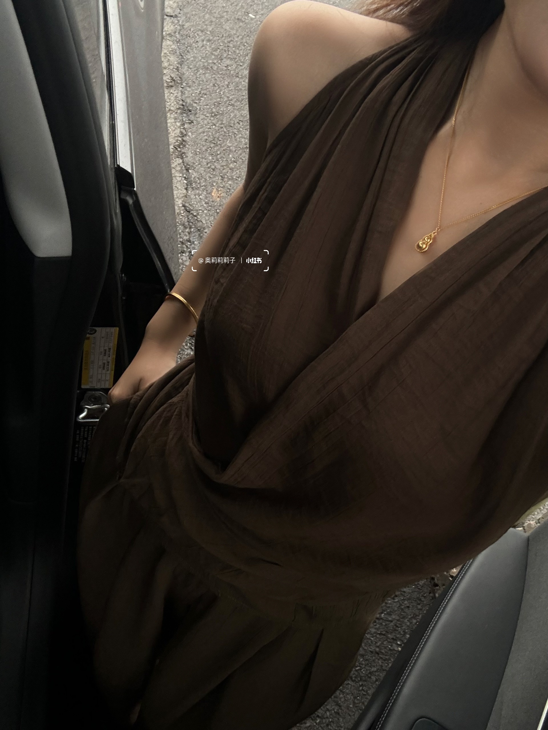 30+特斯拉女车主｜副驾私藏的秋日甜🍂 早八堵在高架上的痛谁懂啊！
打工人通勤哪能少了“快乐补给”～✨
作为30+精致打工人
通勤仪式感从不敷衍！
入秋后就馋那口暖乎乎的烤栗子
薛记的锁鲜烤栗子🌰直接封～神～
	
现烤的才有灵魂！
230°C恒温慢烤，拿到手还烫指尖
剥开焦糖色的壳，绵密果肉直冒甜香
颗颗圆滚滚饱满，关键剥壳超顺溜
	
开车等红绿灯时随手捏一颗
不粘手不费劲儿
完全不耽误看路况
堵车间隙塞嘴里
栗子的甜瞬间冲散起床气
连方向盘都握得更顺了～
	
打工再累，副驾的小温暖不能少！
这袋栗子🌰
让40分钟通勤路都成了小确幸呀～
	
#车载好物 #特斯拉女车主 #秋天的第一口栗子 #薛记炒货栗子 #薛记必买清单 #薛记炒货板栗 #薛记现烤家族 #薛记炒货 #薛记炒货推荐 #薛记栗子节 #薛记锁鲜烤栗子 #女生副驾驶 #女生车里有什么 #车内氛围感 #女生车饰 #车内好物 #吃一口秋天 @奥莉莉莉子