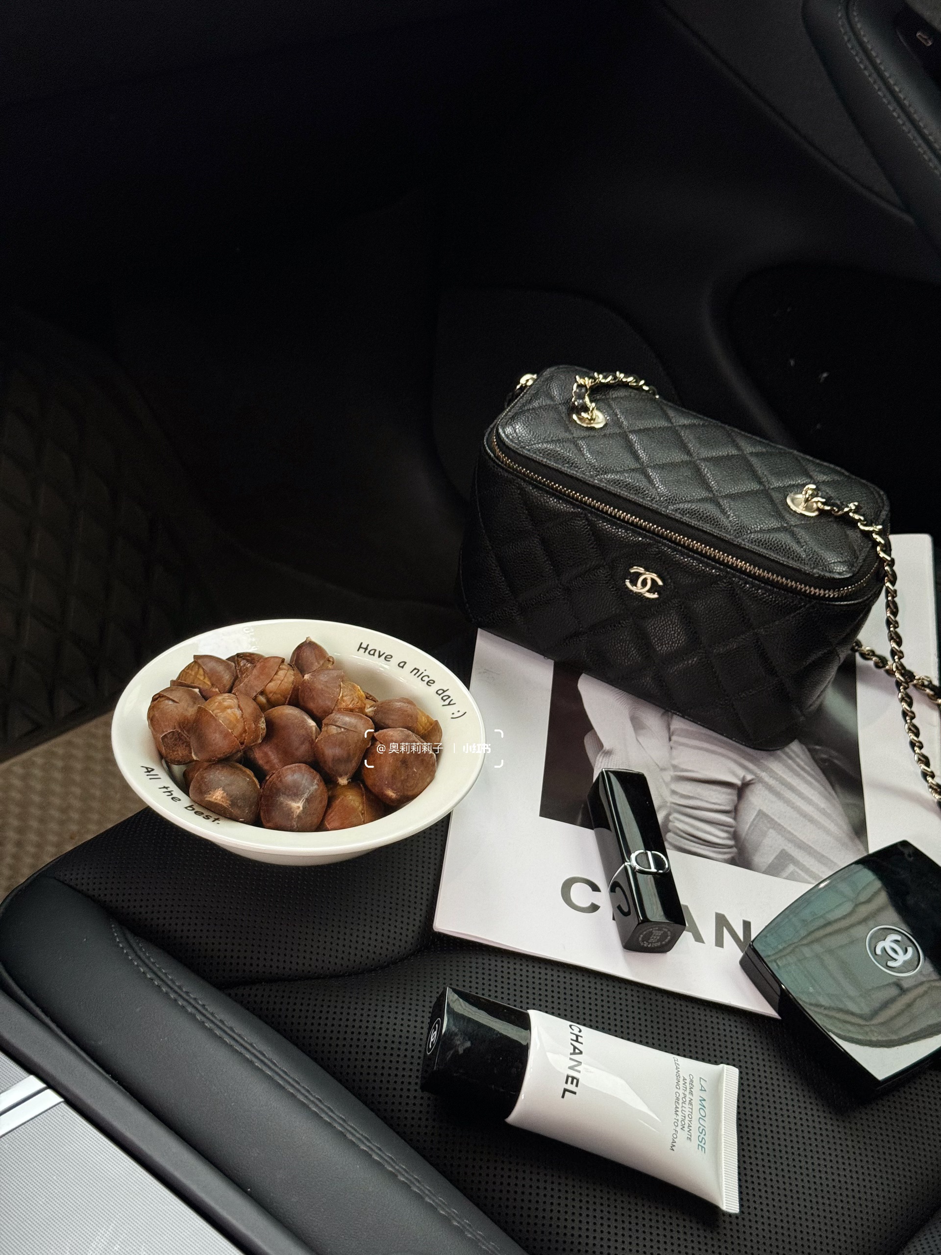 30+特斯拉女车主｜副驾私藏的秋日甜🍂 早八堵在高架上的痛谁懂啊！
打工人通勤哪能少了“快乐补给”～✨
作为30+精致打工人
通勤仪式感从不敷衍！
入秋后就馋那口暖乎乎的烤栗子
薛记的锁鲜烤栗子🌰直接封～神～
	
现烤的才有灵魂！
230°C恒温慢烤，拿到手还烫指尖
剥开焦糖色的壳，绵密果肉直冒甜香
颗颗圆滚滚饱满，关键剥壳超顺溜
	
开车等红绿灯时随手捏一颗
不粘手不费劲儿
完全不耽误看路况
堵车间隙塞嘴里
栗子的甜瞬间冲散起床气
连方向盘都握得更顺了～
	
打工再累，副驾的小温暖不能少！
这袋栗子🌰
让40分钟通勤路都成了小确幸呀～
	
#车载好物 #特斯拉女车主 #秋天的第一口栗子 #薛记炒货栗子 #薛记必买清单 #薛记炒货板栗 #薛记现烤家族 #薛记炒货 #薛记炒货推荐 #薛记栗子节 #薛记锁鲜烤栗子 #女生副驾驶 #女生车里有什么 #车内氛围感 #女生车饰 #车内好物 #吃一口秋天 @奥莉莉莉子