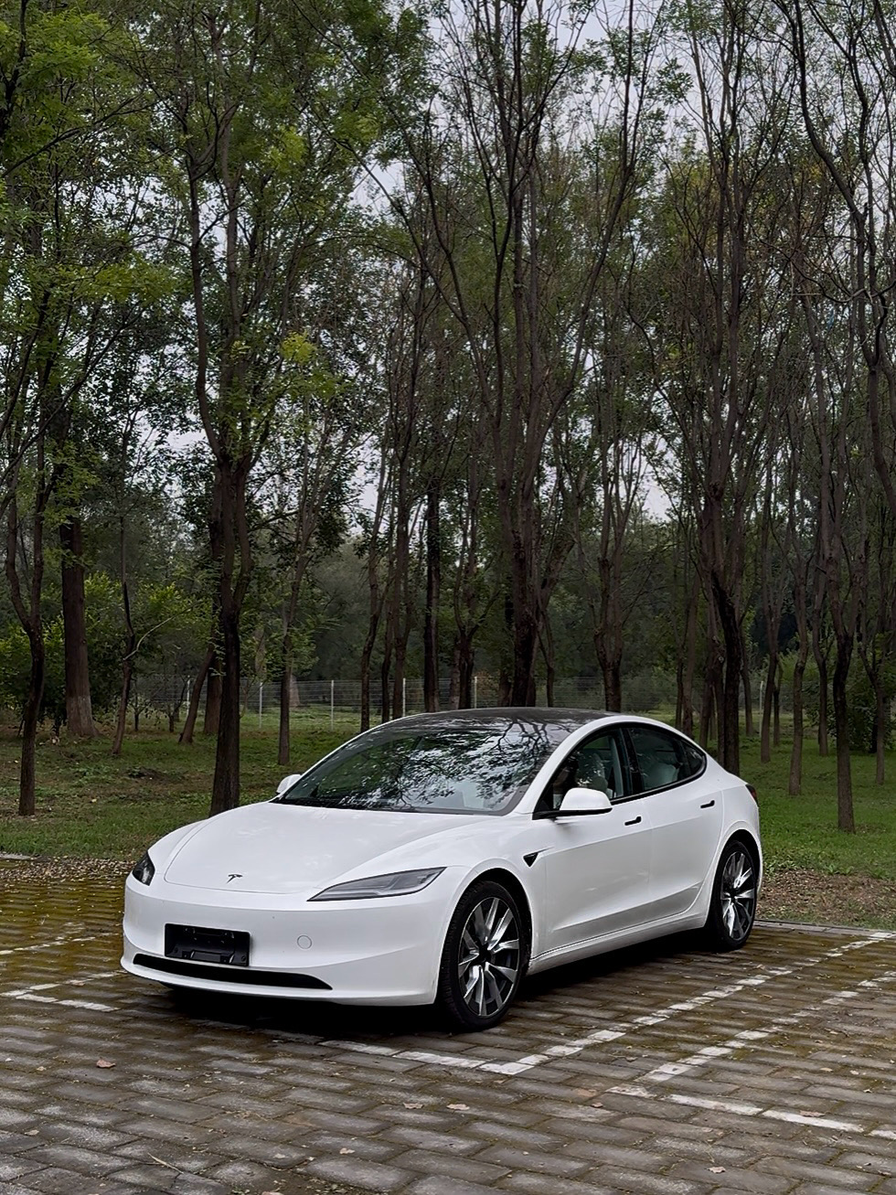 Tesla｜小白真是氛围感满满 有没有人跟我一样
车内就喜欢简简单单
不喜欢那种复杂凌乱的装饰的？[偷笑R]
#今天开车穿什么 #model3 #女生车里有什么 #高级感车内饰 #女生车内饰 #适合女生开的车 #特斯拉 #女生买车 #有车后的生活 #适合通勤的车 @米妮的MINI