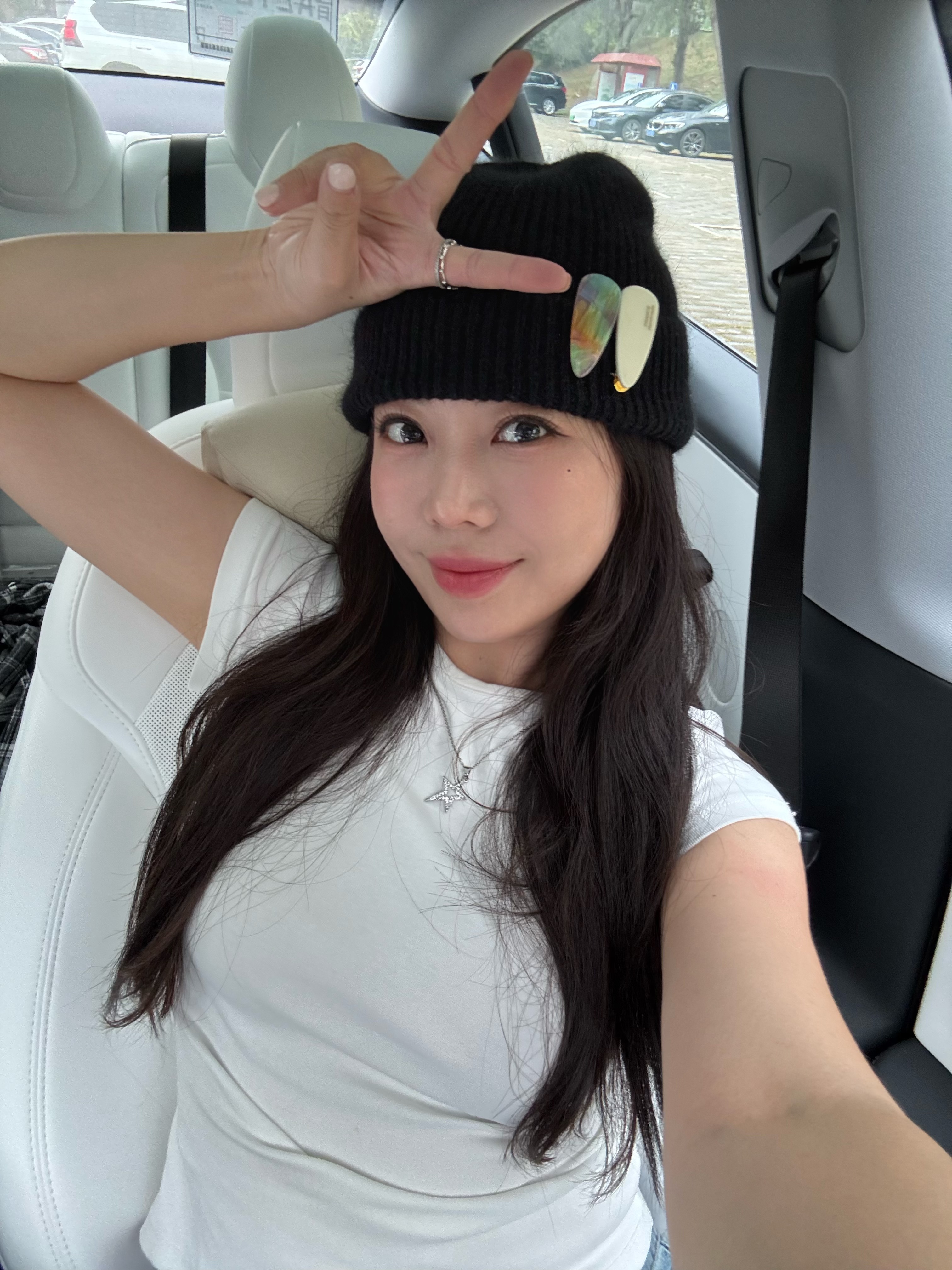 Tesla｜小白真是氛围感满满 有没有人跟我一样
车内就喜欢简简单单
不喜欢那种复杂凌乱的装饰的？[偷笑R]
#今天开车穿什么 #model3 #女生车里有什么 #高级感车内饰 #女生车内饰 #适合女生开的车 #特斯拉 #女生买车 #有车后的生活 #适合通勤的车 @米妮的MINI