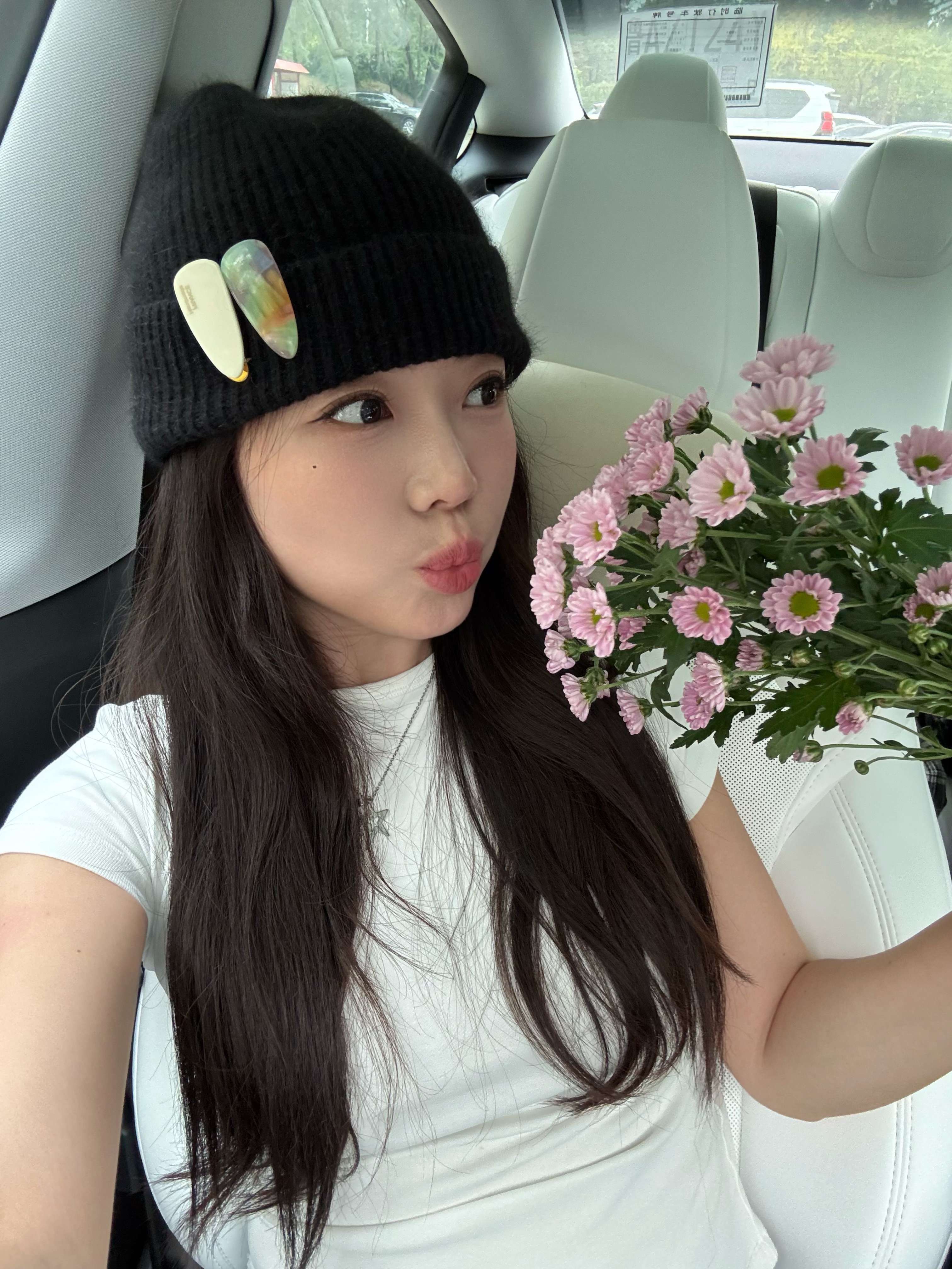 Tesla｜小白真是氛围感满满 有没有人跟我一样
车内就喜欢简简单单
不喜欢那种复杂凌乱的装饰的？[偷笑R]
#今天开车穿什么 #model3 #女生车里有什么 #高级感车内饰 #女生车内饰 #适合女生开的车 #特斯拉 #女生买车 #有车后的生活 #适合通勤的车 @米妮的MINI