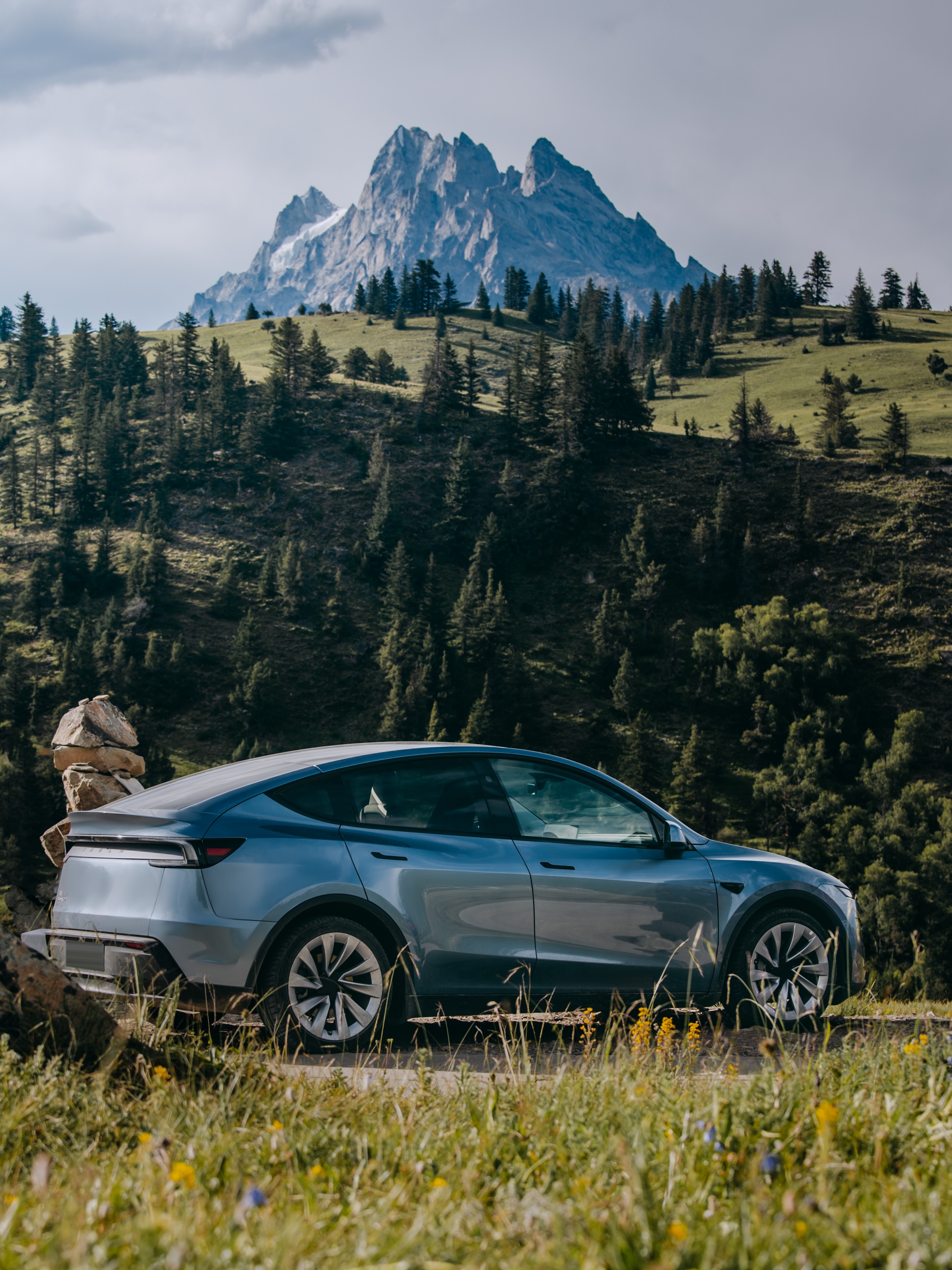 用“特”别的方式，纯电解锁318川藏线之旅 长假第一天，车窗外的风景
是高山草原还是澄澈蓝天☀️
	
远离城市的人山人海，驶向心中的诗与远方🌳
特斯拉用超长续航与智能守护
让旅途更从容自在🎉
	
你的假期自驾目的地是哪里？[doge]
	
[打卡R]活动周期：即日起至10月8日中午12点前
[私信R]活动话题：#长假特快乐
📝创作方向：和特斯拉的假期出行故事或晒出旅行美图摄影
[开箱R]周边奖励：选取2条优质笔记送出【Tesla Bot摆件】
	
[拍立得R]：毕洋、早彦铭_Rine @特斯拉