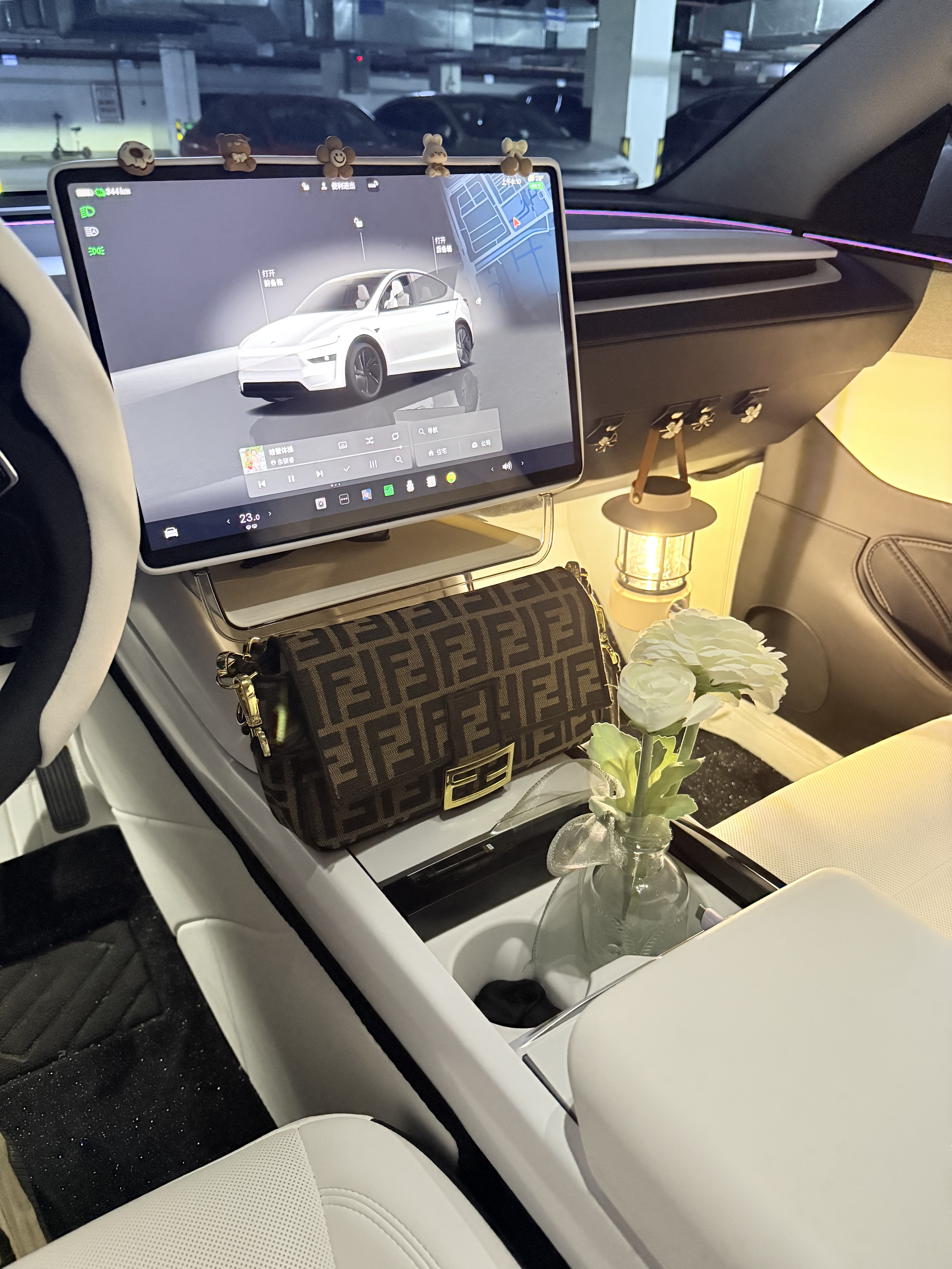 朋友上我车😳问：要不要脱鞋⁉️😳哈哈哈哈… 答案是肯定要的呀，每天那么努力把它擦干净，保持新的一样，白白嫩嫩的。肯定不能让你们糟蹋了[笑哭R][笑哭R][笑哭R]
#特斯拉焕新modely #特斯拉modely焕新版 #modely焕新版 #女孩子的车内饰 #modely焕新 #特斯拉焕新版modely #焕新modely #焕新版modely @开特斯拉的白小姐