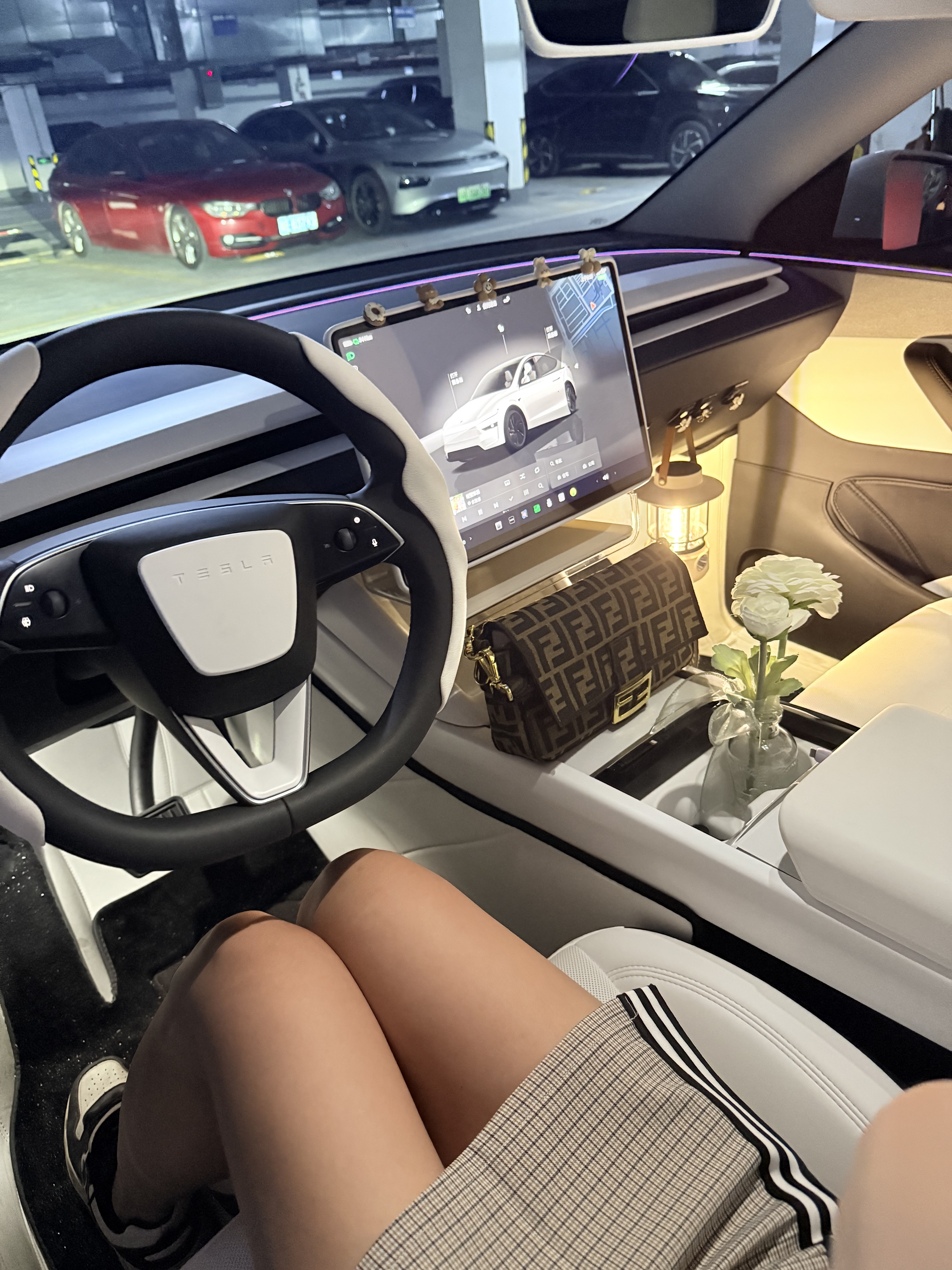 朋友上我车😳问：要不要脱鞋⁉️😳哈哈哈哈… 答案是肯定要的呀，每天那么努力把它擦干净，保持新的一样，白白嫩嫩的。肯定不能让你们糟蹋了[笑哭R][笑哭R][笑哭R]
#特斯拉焕新modely #特斯拉modely焕新版 #modely焕新版 #女孩子的车内饰 #modely焕新 #特斯拉焕新版modely #焕新modely #焕新版modely @开特斯拉的白小姐