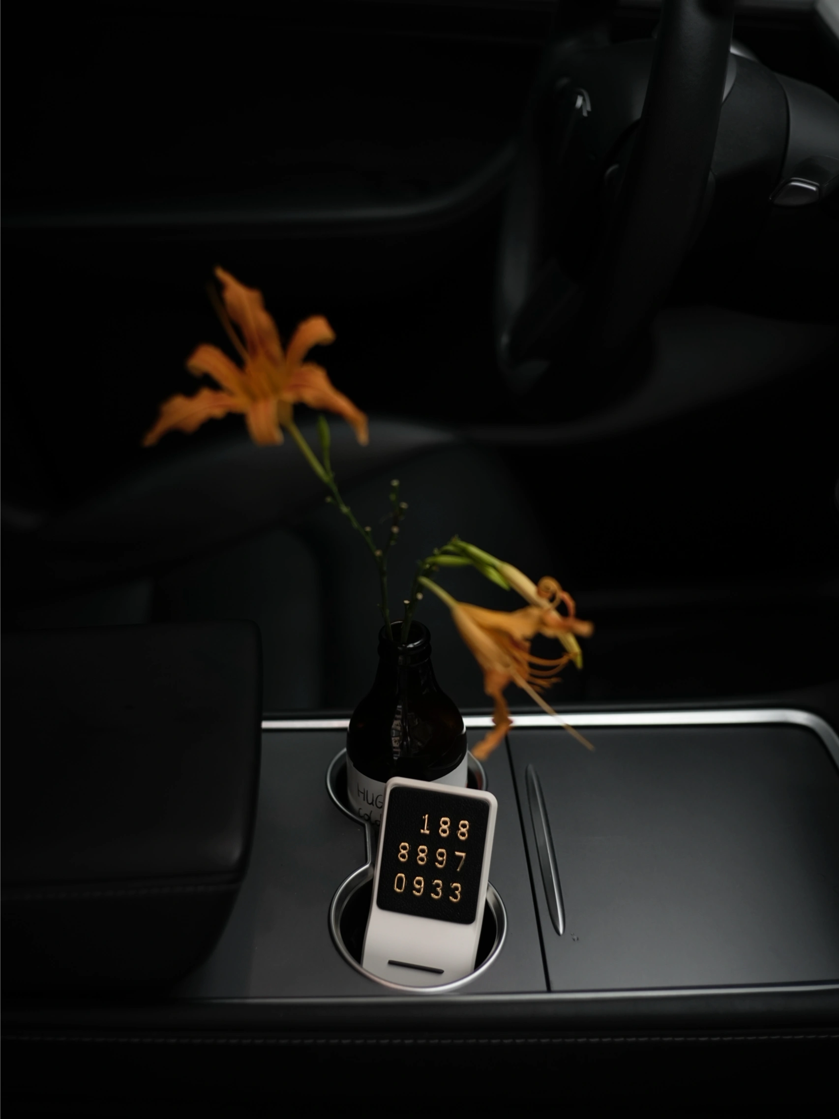 🔴𝚃𝚎𝚜𝚕𝚊｜“秋天的故事 不请自来” 秋风裹着落叶悄悄飘进车里，
故事总是不请自来。
	
#低头捡个秋 #汽车博主 #祝我们都好在秋天 #特斯拉 #女生车内饰 #特斯拉内饰 #一人一件车载好物 #秋日氛围感 @➰YY.