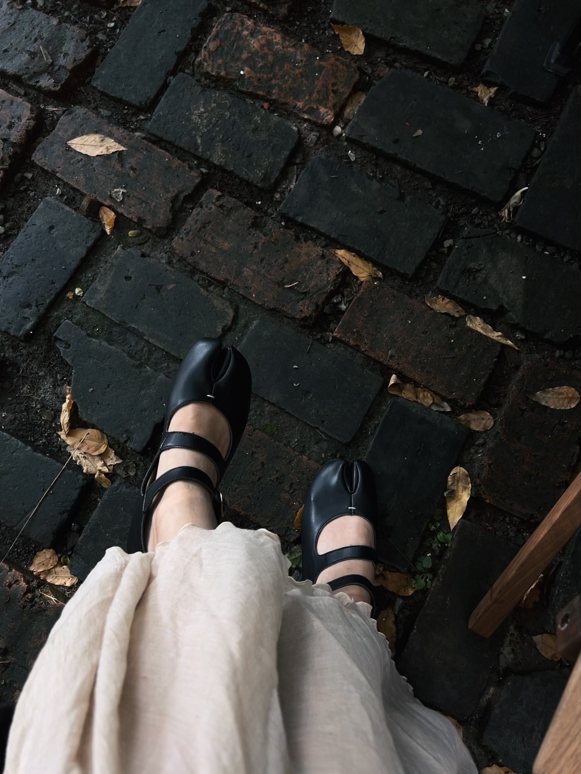 🔴𝚃𝚎𝚜𝚕𝚊｜“秋天的故事 不请自来” 秋风裹着落叶悄悄飘进车里，
故事总是不请自来。
	
#低头捡个秋 #汽车博主 #祝我们都好在秋天 #特斯拉 #女生车内饰 #特斯拉内饰 #一人一件车载好物 #秋日氛围感 @➰YY.