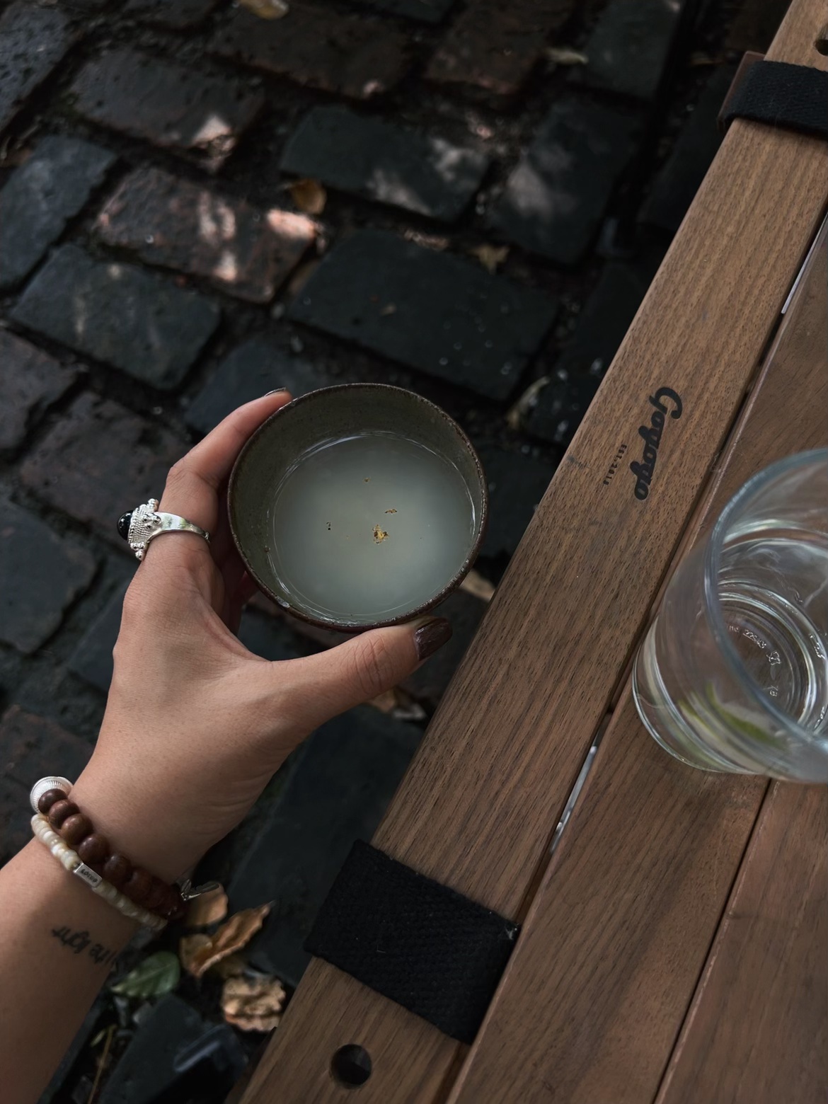 🔴𝚃𝚎𝚜𝚕𝚊｜“秋天的故事 不请自来” 秋风裹着落叶悄悄飘进车里，
故事总是不请自来。
	
#低头捡个秋 #汽车博主 #祝我们都好在秋天 #特斯拉 #女生车内饰 #特斯拉内饰 #一人一件车载好物 #秋日氛围感 @➰YY.