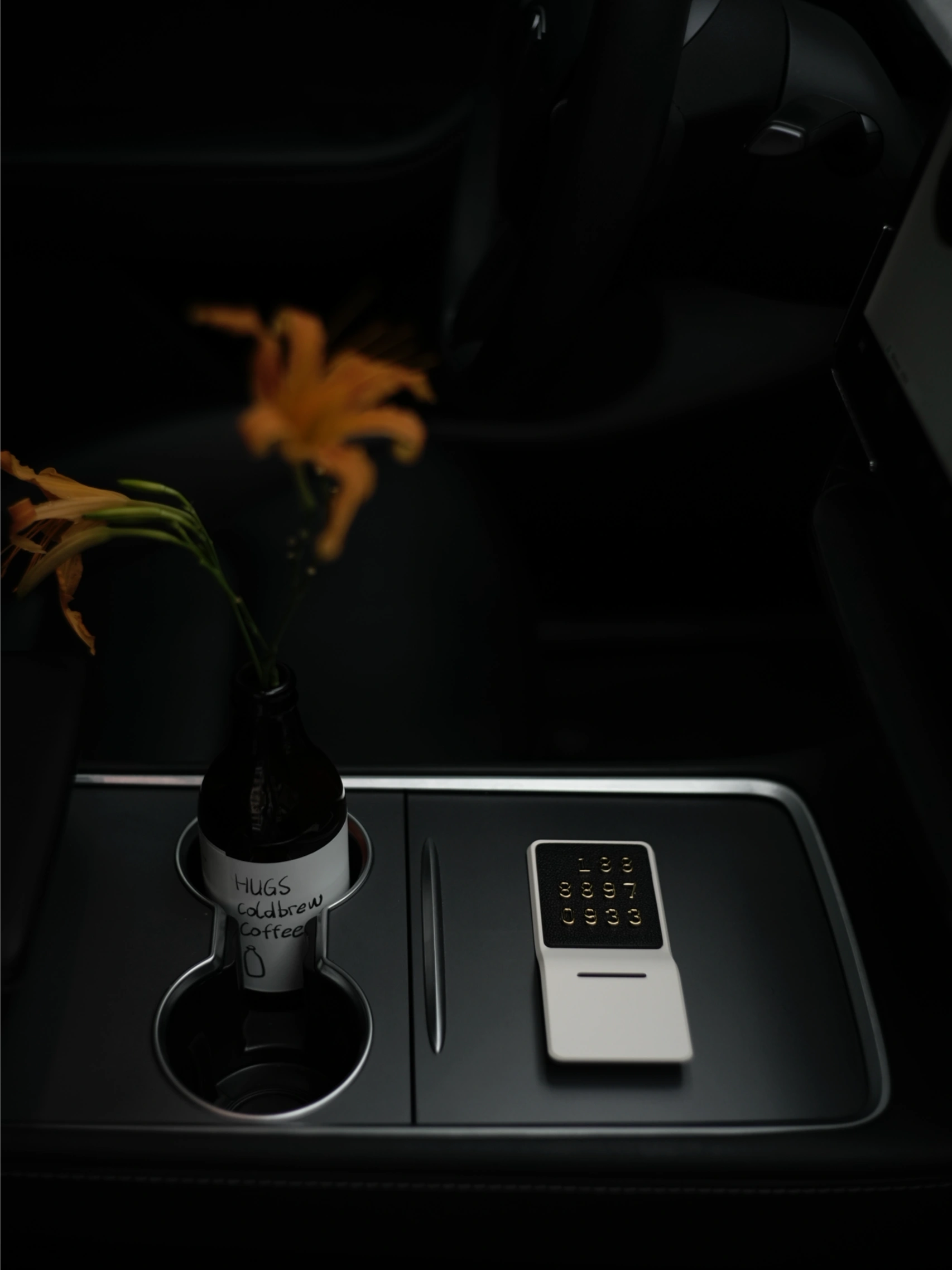 🔴𝚃𝚎𝚜𝚕𝚊｜“秋天的故事 不请自来” 秋风裹着落叶悄悄飘进车里，
故事总是不请自来。
	
#低头捡个秋 #汽车博主 #祝我们都好在秋天 #特斯拉 #女生车内饰 #特斯拉内饰 #一人一件车载好物 #秋日氛围感 @➰YY.