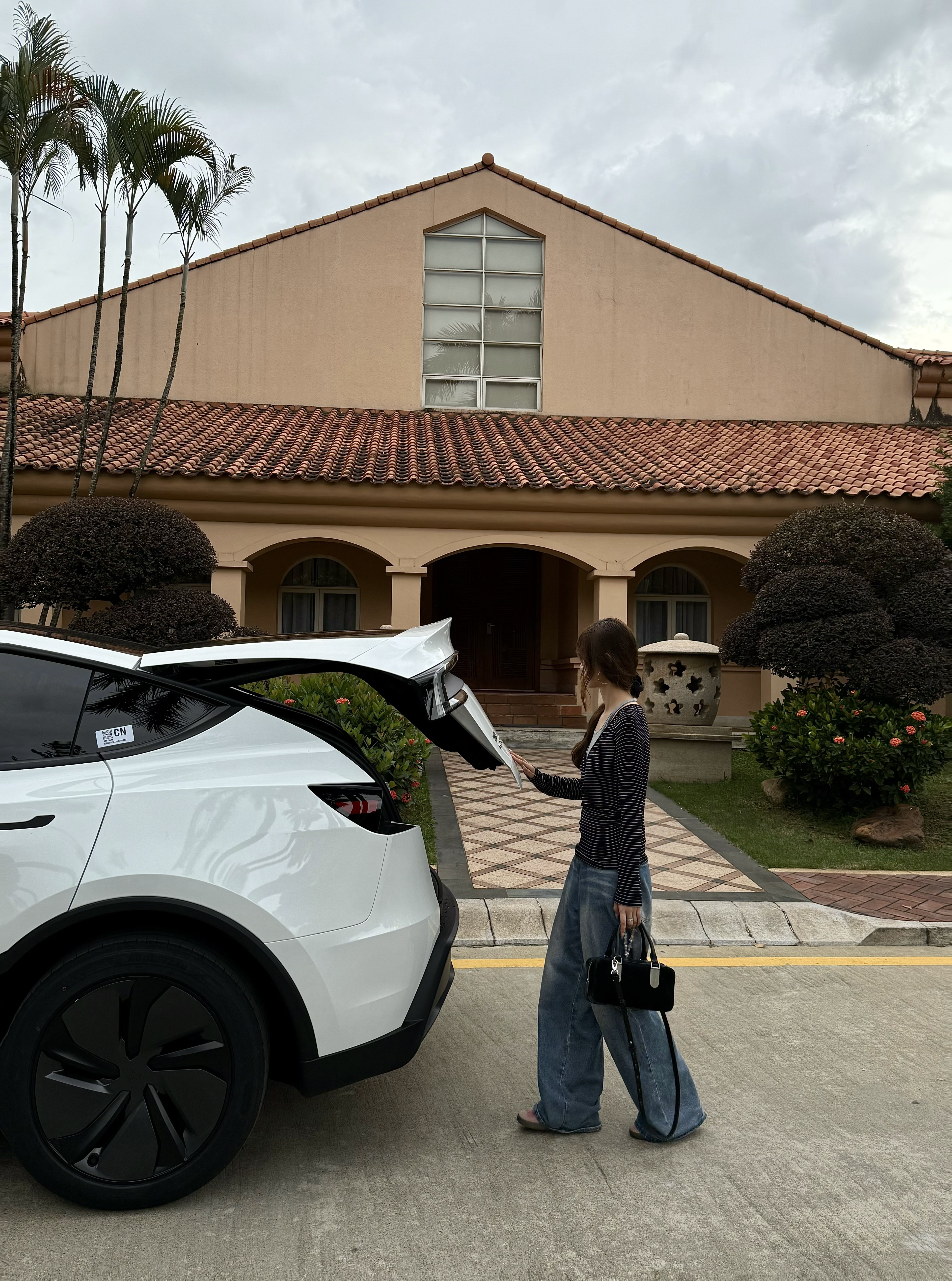 Tesla｜05年喜提人生第一辆小🚗 带着我的大玩具回家了
一个小时试驾订车 一个星期提车
处理首付保险等 拿到车去上牌
我们j人的行动力一步也没停🥹
	
恭喜自己成为特斯拉车主啦！！
成功加入善良大鼠标中的一员
你们的毛坯是怎么装修的！
#日常文案 #人生的意义 #每天都有值得记录的瞬间 #换车的尽头是电车 #特斯拉 #特斯拉Y #大玩具 #喜提新车 #提车需要满满仪式感 #我的车真好看 @yyujiajia