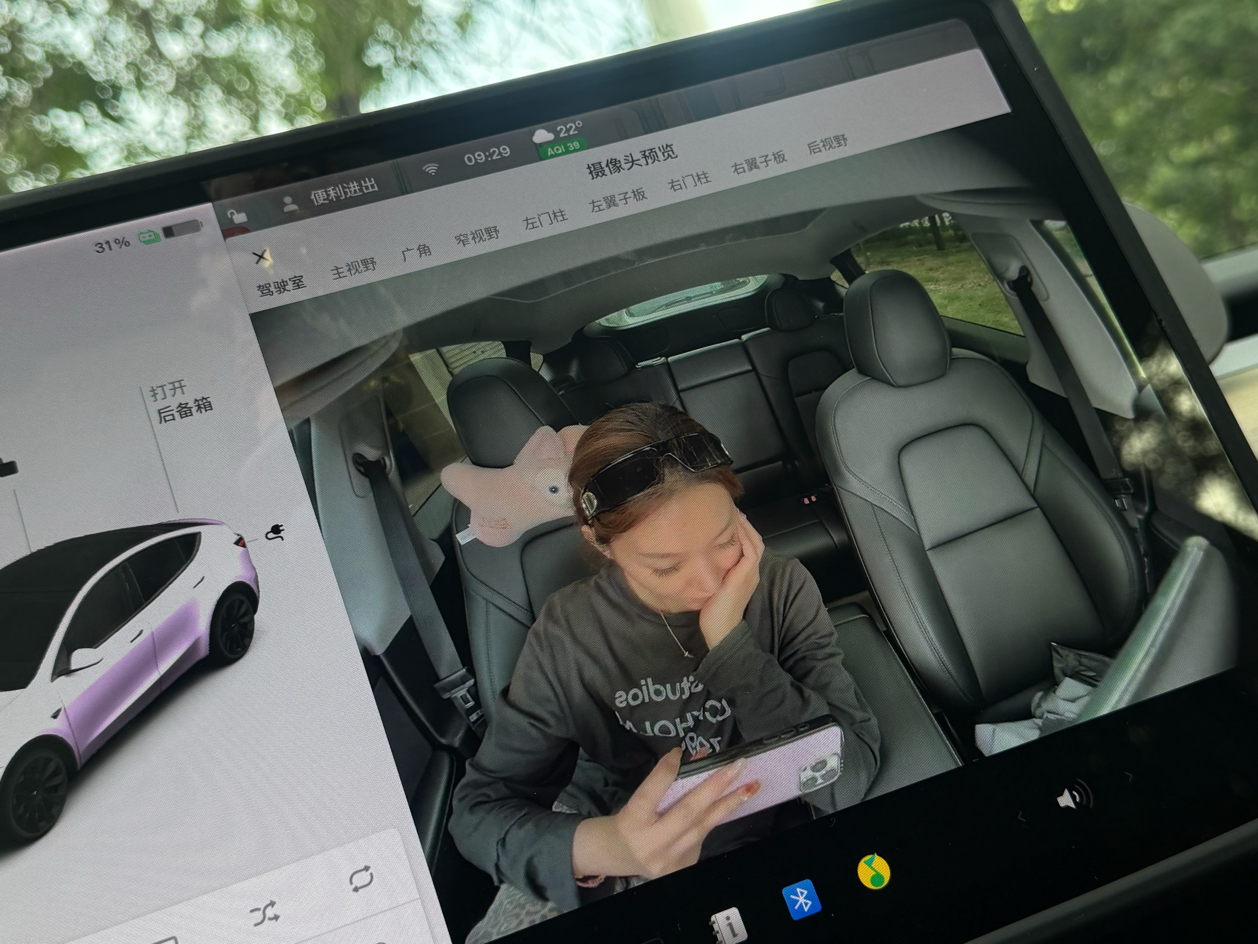 特斯拉更新了，哈哈这个摄像头我能玩好几天 这个太适合一堆朋友坐车里面自拍了👀我真是一副没见过世面的样子[笑哭R][笑哭R] @Tonggggg