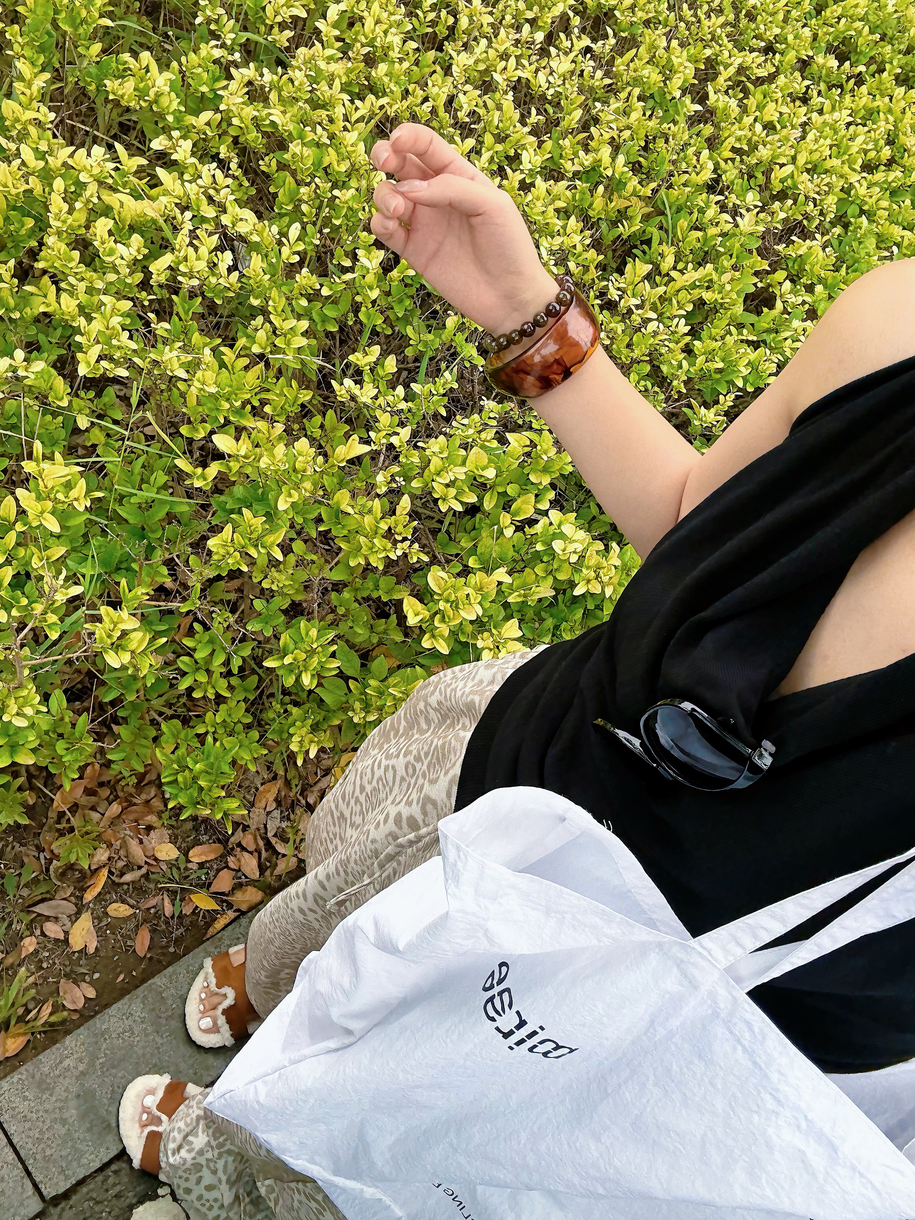 📸 特斯拉拍照指南｜车内大片必备技巧！🔁 姐妹们！
谁还不知道特斯拉是隐藏的拍摄我真的会哭😭
整理了这几个超实用拍摄技巧
轻松get高级感车内写真🚗
	
🌟【中控屏互动法】
利用超大屏幕当背景 播放星空/海洋动态壁纸
侧脸看向屏幕 科技感与氛围感双拉满🌌
🌟【前备箱网红坐姿】
别忘了特斯拉的前备箱！
坐在边缘伸长腿 广角镜头从上往下拍 显腿长2米不是梦👯♀️
🌟【露营模式yyds】
放倒座椅开启露营模式 搭配毛毯和枕头
慵懒居家风拿捏了 记得开空调保持舒适温度哦💤
🌟【方向盘构图法】
半握方向盘回头微笑 对焦在人眼虚化背景
车标若隐若现 高级感这不就来了！
	
最后附上调色参数：
亮度+20
对比度-10
高光-15
阴影+12
色温-8（特斯拉冷白光绝配！）
快@你的姐妹学起来 下次坐特斯拉别再错过出片机会啦🎞️
#特斯拉女孩 #车内拍照 #拍照技巧 #氛围感拍照 #开车当然要记录 #高级感车内饰 #车内第一视角拍摄 #车内必备好物 #车窗氛围照 #和你的汽车一起拍照 @🐟鱼鱼的鱼