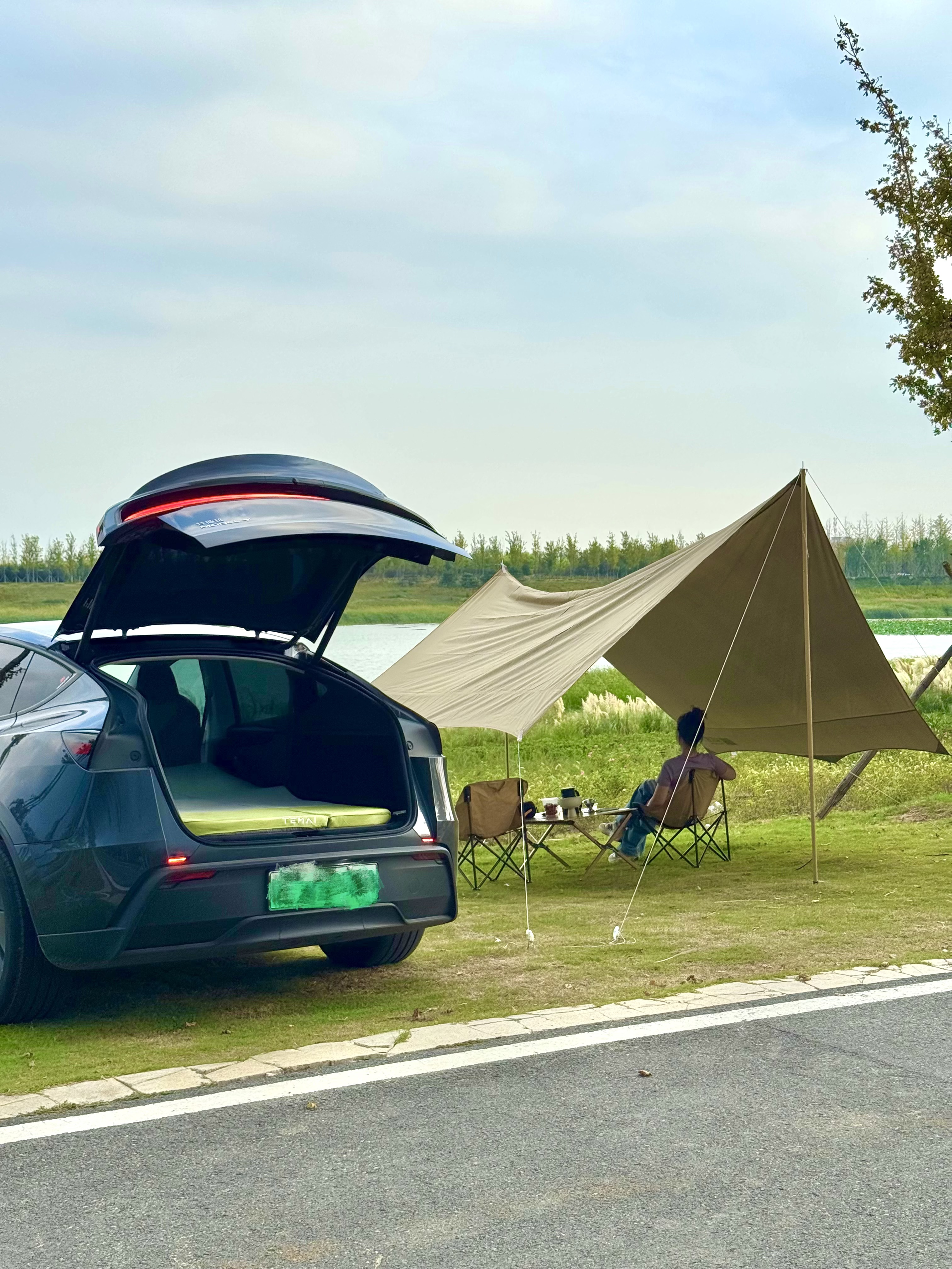 🌟特斯拉露营初体验｜把大自然收进梦里🌃 -
终于开着新车去野营啦～
没换电车之前 觉得睡在车里肯定很难受
睡过了特斯拉大床房 改观了 哈哈哈
	
周末开车到郊外 放倒座椅铺开床垫
在移动小窝里 读一本小说 看一场露天电影
然后伴着月光沉沉睡去～
床垫睡起来也很软乎 躺下瞬间仿佛跌进云朵里
头颈有依托 腰臀被稳稳承托 被包裹住了
睡着车里一个上午 床垫很透气 不闷热
翻身时也不会窸窣响 安静得只听得到窗外的虫鸣
回去了把床垫卷起来收进前备箱就行 不怎么占空间
	
终于理解为什么有人说特斯拉是“户外幸福感放大器”
科技+自然原来可以这么融合
原来诗与远方 真的可以装进一辆Model Y里
	
#开着电车去露营 #打开露营新方式 #特斯拉 #特斯拉车载好物 #特斯拉配件 #一起去露营 #高颜值汽车好物 #特斯拉改装 #特斯拉女车主 #特麦云舱记忆棉床垫 @气气好宅