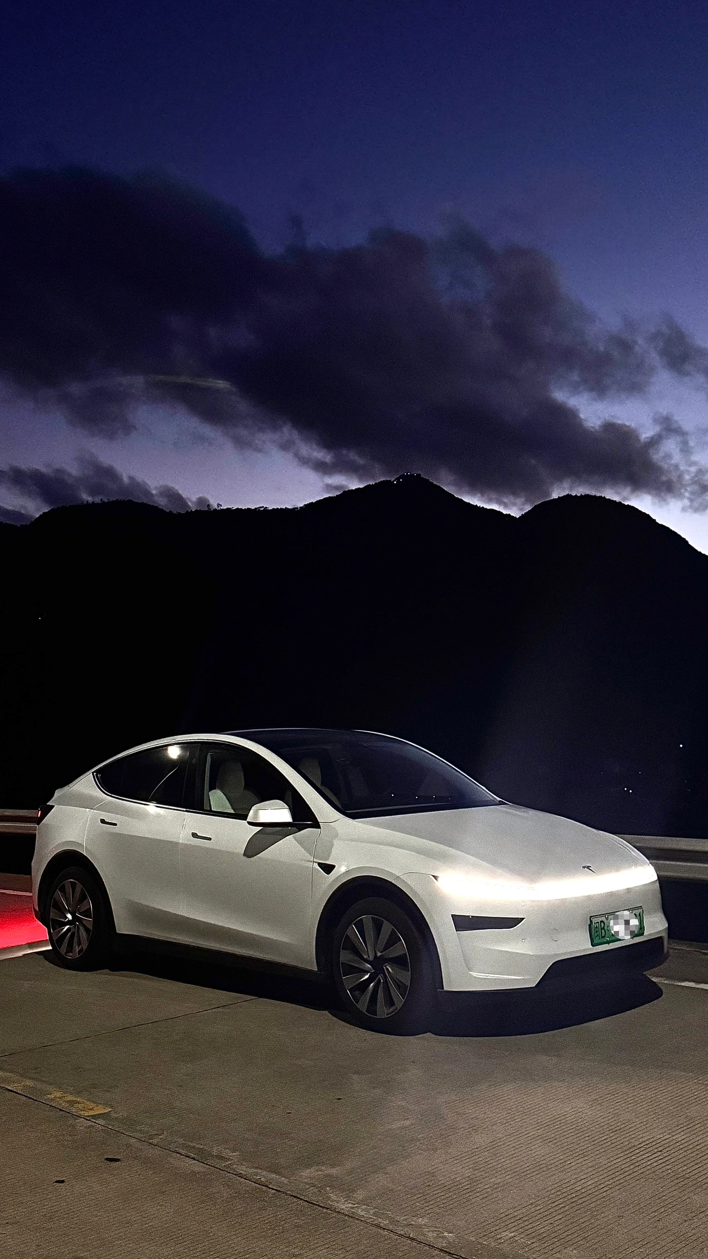 🤍Tesla｜今年送自己的两份生日礼物🎁🚙 25年做过最有意义的事就是下定决心买了小Y
拥有了属于自己的“避风港”
也有在为了它努力两个月考出了驾照🪪
	
从前总幻想做一个手握方向盘独当一面的“大女主”
终于有一天我也变成小时候羡慕的样子💗
	
从此世界在我面前指向我想去的任何地方
我完全而绝对的主持着我 这句话具像化了.
#特斯拉Y #人生新旅程 #人生不就是活几个瞬间吗 #一年比一年更好 #下一程更自由 #解锁人生新成就 #汽车分享 #小红书 @六壹.