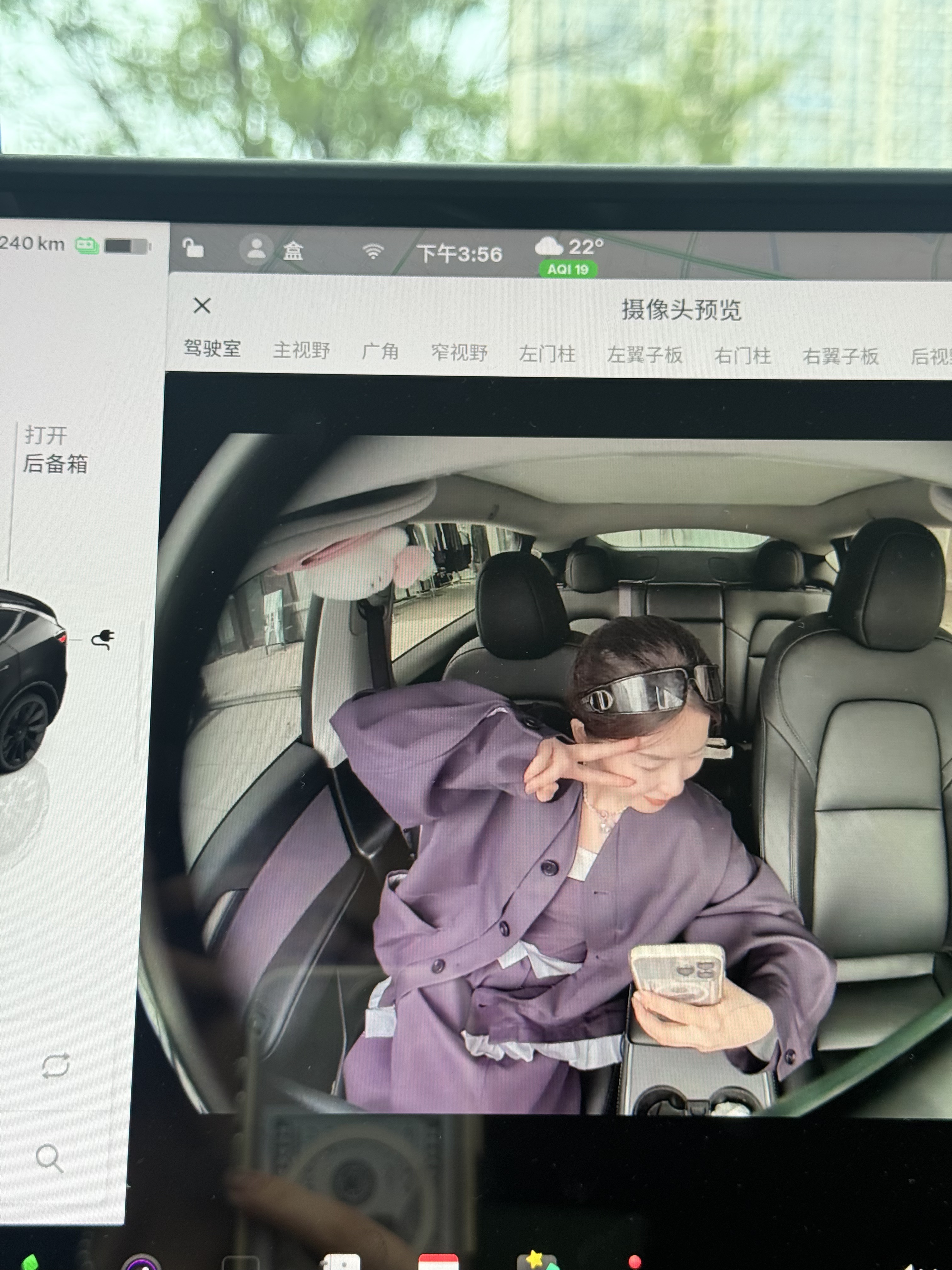 解锁特斯拉新的拍照方式 这个太适合一堆朋友坐在车里面自拍了📷#特斯拉 #特斯拉更新 @HGE