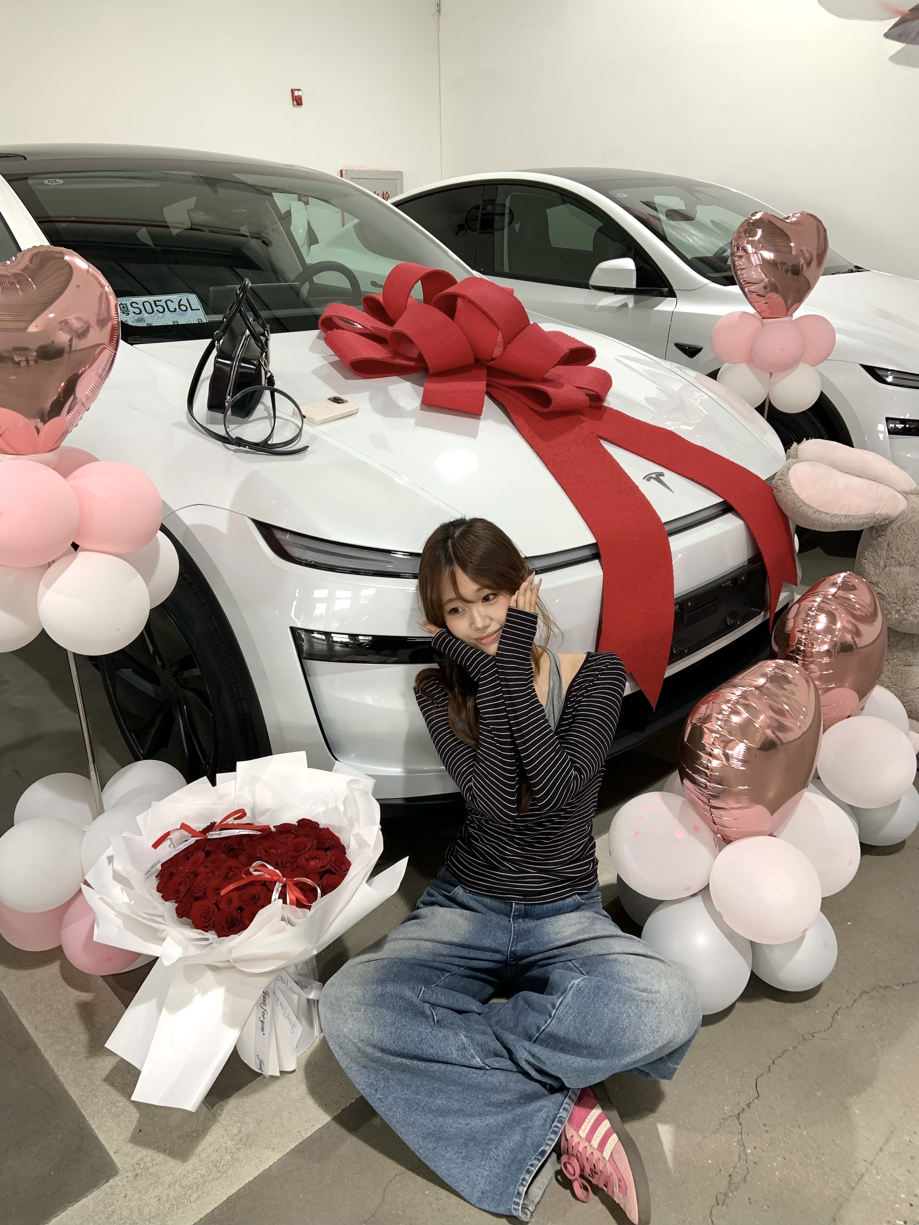 Tesla｜05年喜提人生第一辆小🚗 带着我的大玩具回家了
一个小时试驾订车 一个星期提车
处理首付保险等 拿到车去上牌
我们j人的行动力一步也没停🥹
	
恭喜自己成为特斯拉车主啦！！
成功加入善良大鼠标中的一员
你们的毛坯是怎么装修的！
#日常文案 #人生的意义 #每天都有值得记录的瞬间 #换车的尽头是电车 #特斯拉 #特斯拉Y #大玩具 #喜提新车 #提车需要满满仪式感 #我的车真好看 @yyujiajia