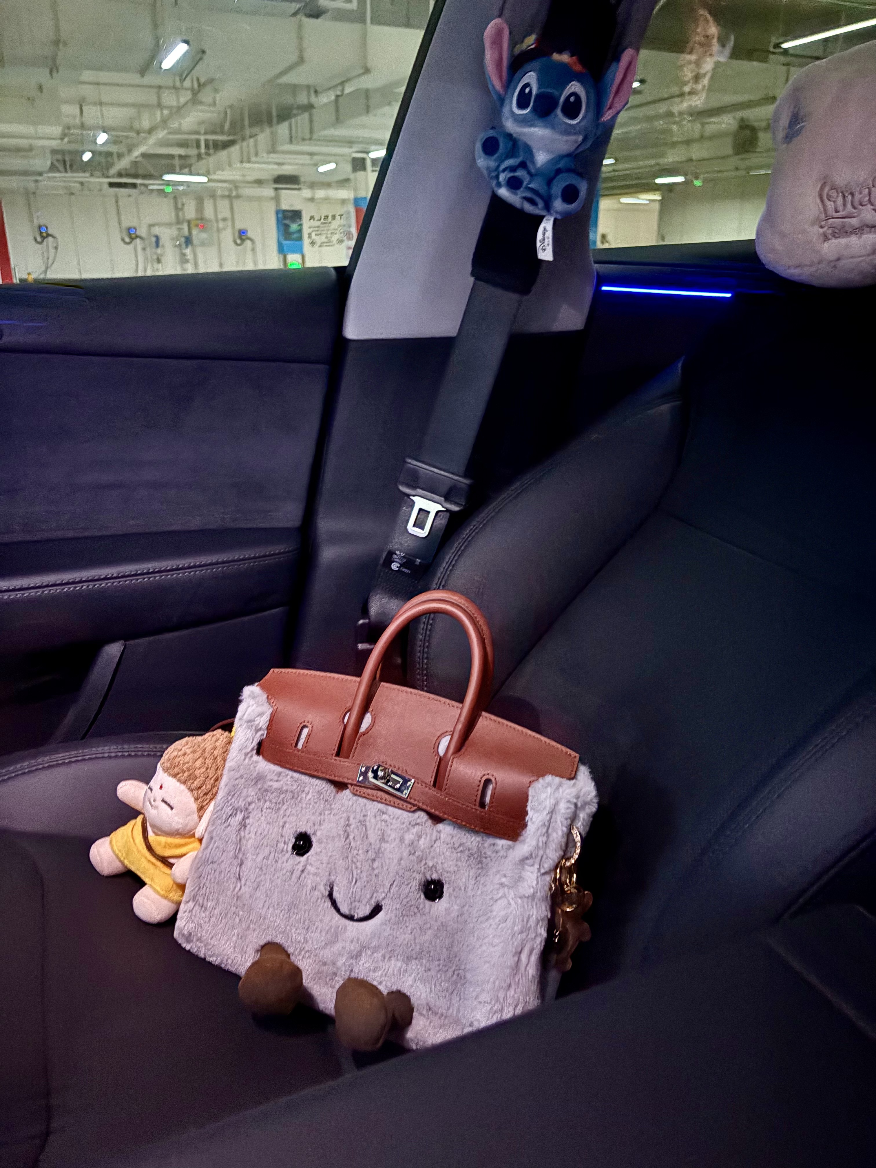 特斯拉副驾放什么包 我看看谁还没拥有Jellycat爱马4
特斯拉女司机副驾放什么包？
	
#jellycat #爱马仕 #女生副驾驶 @玖夭是个预言家