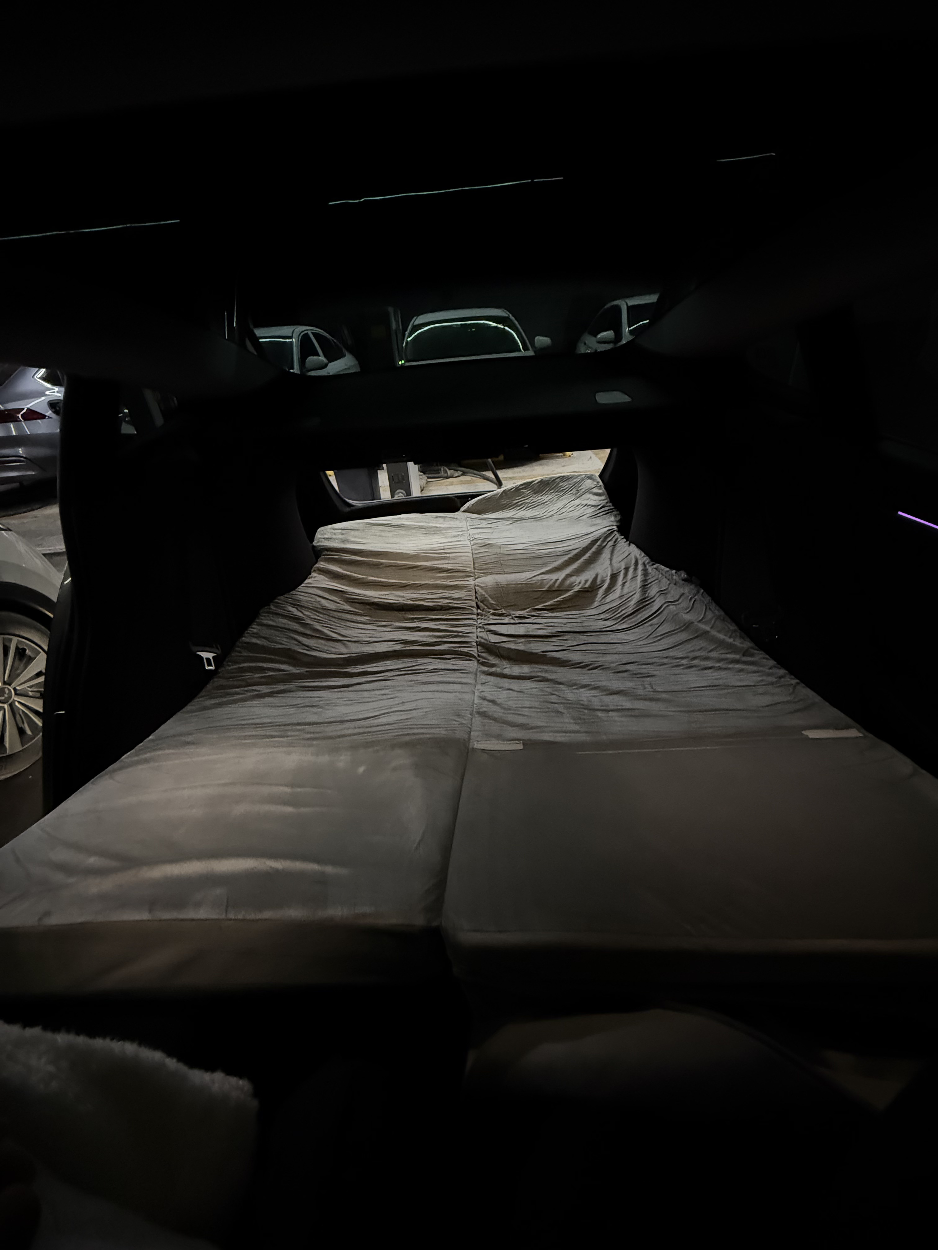 #Tesla｜特斯拉大玩具🧸汽车新搭子 model3+理想生活需要一点热爱和心动🤍
“恭喜您成为尊贵的特斯拉车主，愿转子交流电照亮您的事业与前程，一起加速世界可持续能源的转变”
都说特斯拉车漆比较薄，贴了透明车膜，很方便洗车，每次露营回来给它洗刷刷完美！油车换电车体验感很棒，幸福具像化，用喜欢的方式生活！
露营天花板移动的星空帐篷｜特斯拉大床房重新定义露营
一键放倒后排，秒变2米超大全平空间，搭配定制气垫床，铺上柔软床品。窗外是银河与篝火，车内是恒温静谧的私享天地。自动空调驱散夜寒，全景天窗框住整片星空，露营不再将就，每一夜都是顶配体验。
说走就走的「家」｜特斯拉大床房的野趣浪漫
无需搭建帐篷，无需担忧天气。电动尾门开启，即刻拥有专属大床房：隐藏式储物格收纳行李，手机无线充电守护电量，沉浸式音响播放助眠音乐。以车为家，把山野当庭院，把旅途过成诗。
极简出行，极致舒适！
	
#model3 #特斯拉 #自驾 #露营 #日常文案 #特斯拉女车 #汽车博主 #电车 #生活美学 #自驾游 @蓝不喝奶茶🎀