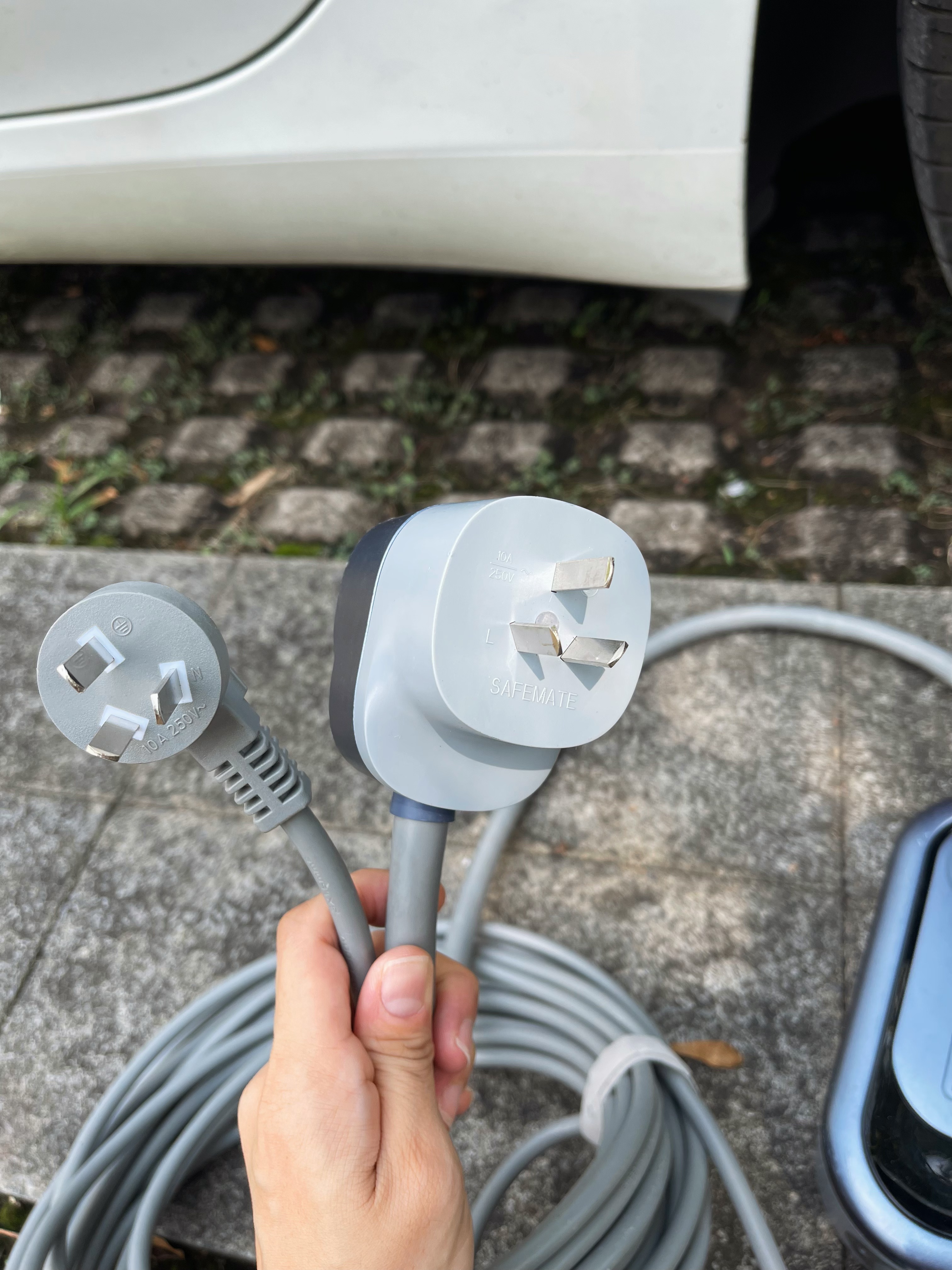 有了它，特斯拉自驾终于不焦虑了 以前节假日出门，要么抢高铁票耗尽心神，要么下了车还得跟着人群挤出租车……自从开上特斯拉，短途自驾直接成了我假期的首选！
	
本来跟儿子约好3号去广州，结果这小子1号突击完成了所有作业，2号一早就催着“妈妈快走”，自驾的快乐，不就是这份说走就走的自由嘛！
	
但电车自驾的麻烦我也遇过——上次节假日在服务区等充电，排了快一小时队，差点耽误行程。这次带了安伴随车充，总算把我从电量焦虑里解放了！不用专门找充电桩，随便找个电源就能充，国际7孔接口适配性很强，不光我的特斯拉，闺蜜的电车也能用上。
	
关键它特别轻便！小小一个箱子塞在前备箱不占地方，我一个女生拎着也不费劲，再也不用慌慌张张找快充站。
	
这次本来计划5号去澳门，遇上台风就临时改道去了香港，全程没为电量慌过神，开得特别轻松！有电车的姐妹真的可以试试，从此自驾不用时刻盯着电量，只管安心享受路上的风景～
	
#特斯拉女车主 #特斯拉自驾 #电车自驾 #国庆出行好物 #安伴随车充 #电量焦虑退退退 #特斯拉model3 #好物分享 #满电出发 #自驾出行必备#安伴#安伴充电桩 @梦里啥都有