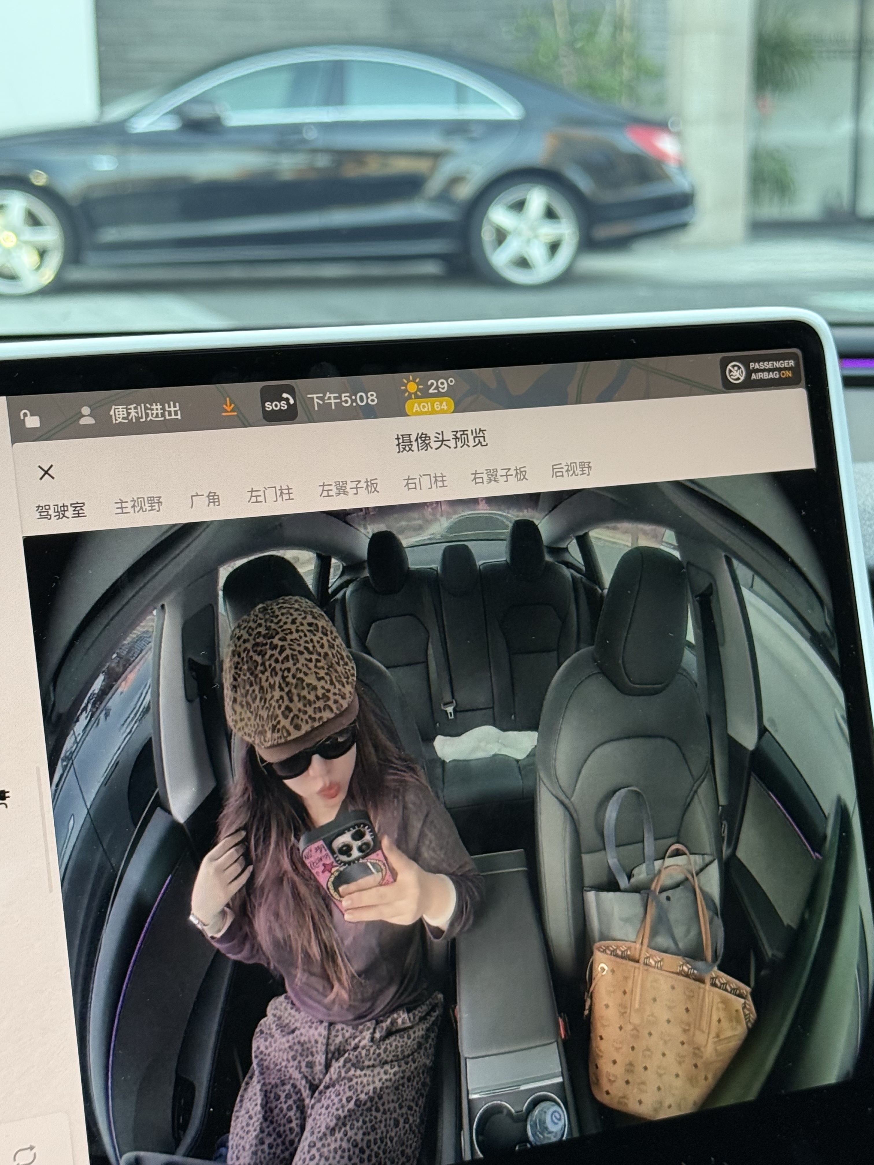 是谁还没有更新特斯拉最新ota! 感觉这个头顶摄像头是一个拍ootd利器hhh,晚上行驶必须打开车窗,已经收获等🚥时n辆车注目礼😎😎#model3 #汽车氛围感 #tesla #特斯拉 @Puf