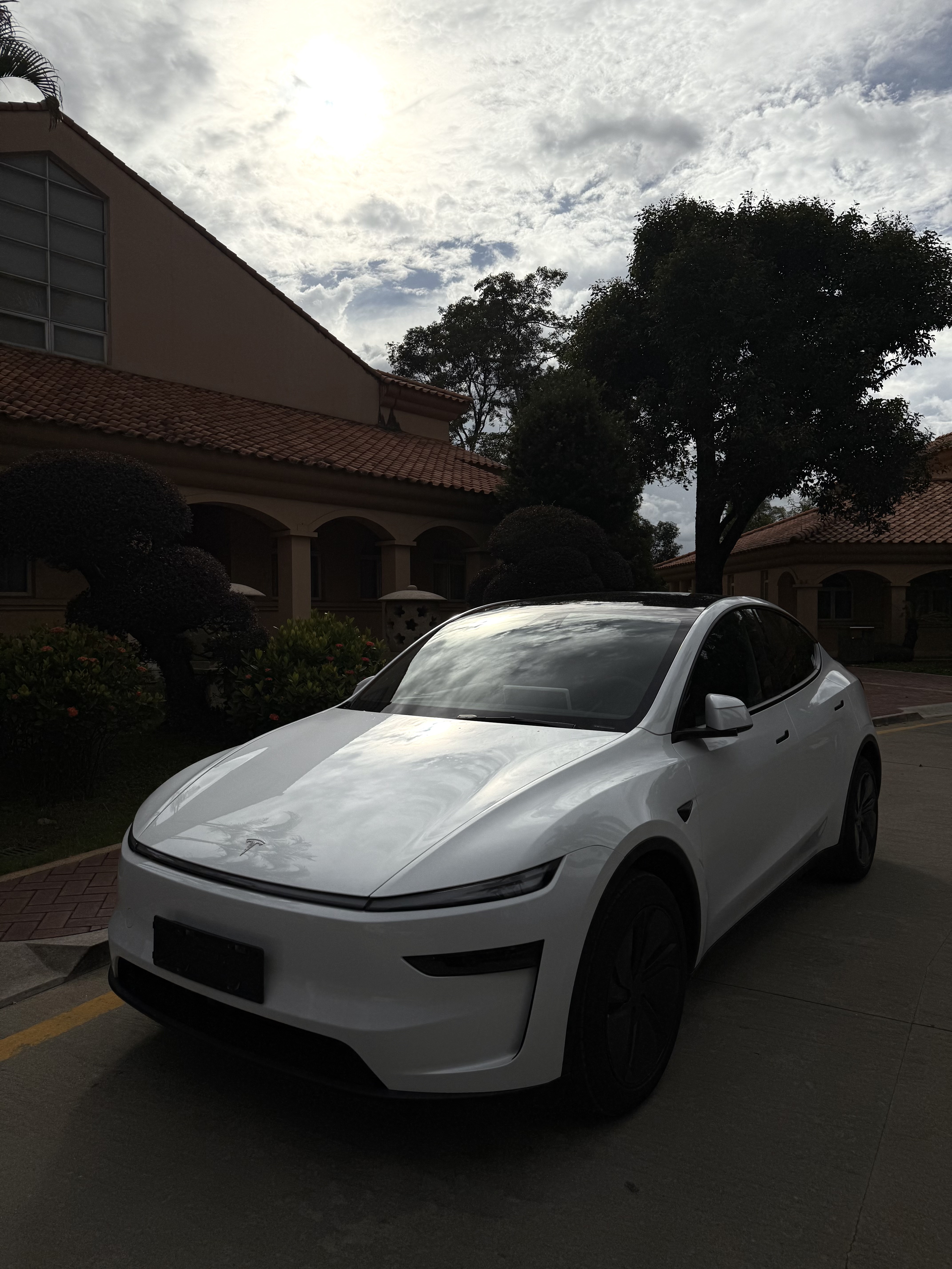 Tesla｜05年喜提人生第一辆小🚗 带着我的大玩具回家了
一个小时试驾订车 一个星期提车
处理首付保险等 拿到车去上牌
我们j人的行动力一步也没停🥹
	
恭喜自己成为特斯拉车主啦！！
成功加入善良大鼠标中的一员
你们的毛坯是怎么装修的！
#日常文案 #人生的意义 #每天都有值得记录的瞬间 #换车的尽头是电车 #特斯拉 #特斯拉Y #大玩具 #喜提新车 #提车需要满满仪式感 #我的车真好看 @yyujiajia