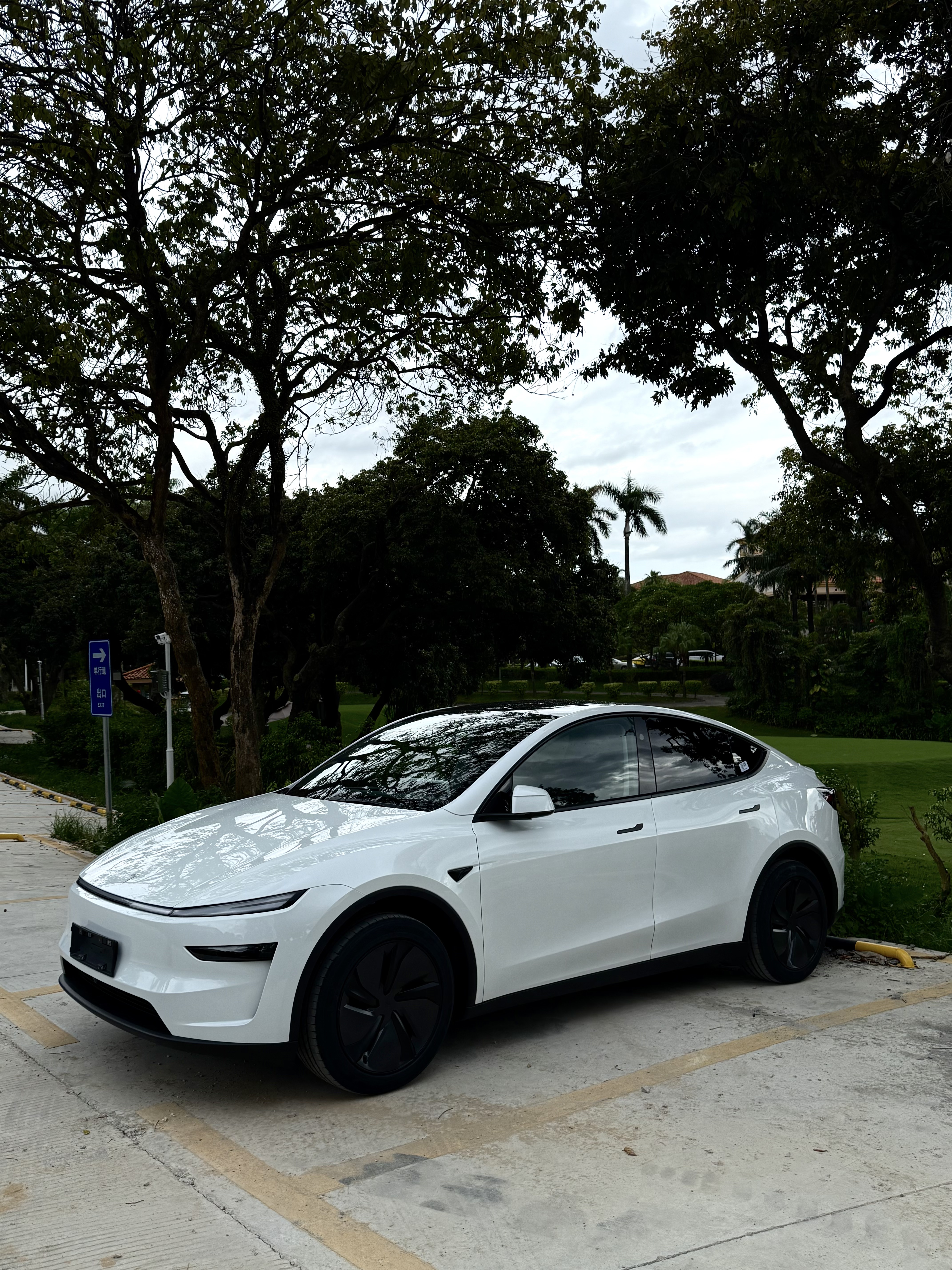 Tesla｜05年喜提人生第一辆小🚗 带着我的大玩具回家了
一个小时试驾订车 一个星期提车
处理首付保险等 拿到车去上牌
我们j人的行动力一步也没停🥹
	
恭喜自己成为特斯拉车主啦！！
成功加入善良大鼠标中的一员
你们的毛坯是怎么装修的！
#日常文案 #人生的意义 #每天都有值得记录的瞬间 #换车的尽头是电车 #特斯拉 #特斯拉Y #大玩具 #喜提新车 #提车需要满满仪式感 #我的车真好看 @yyujiajia