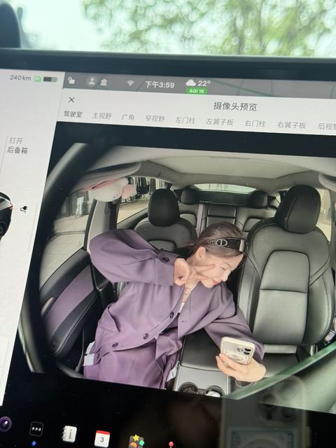 解锁特斯拉新的拍照方式 这个太适合一堆朋友坐在车里面自拍了📷#特斯拉 #特斯拉更新 @HGE