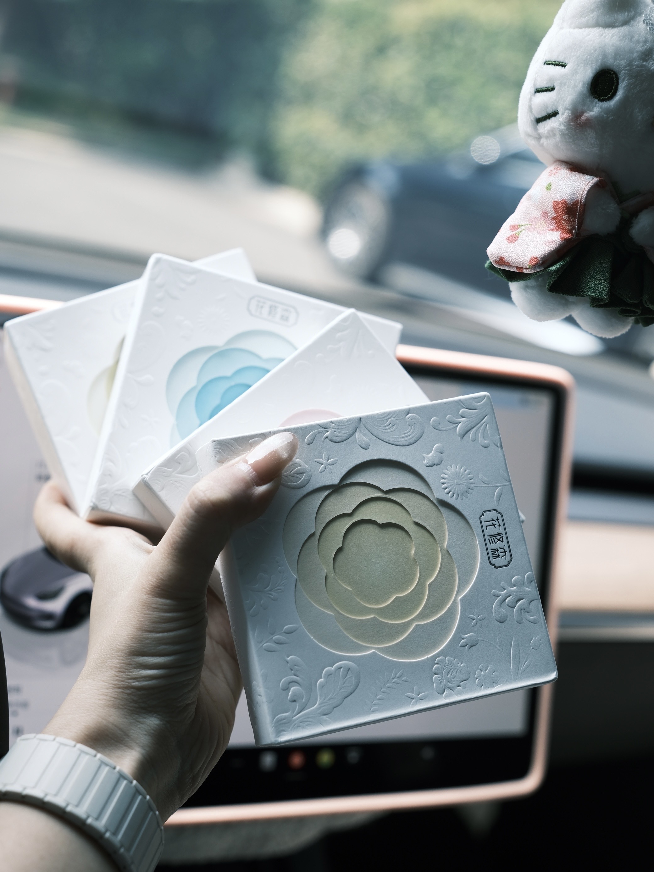 特斯拉的内饰基础，车搭子就不基础 真的好喜欢💕我最近的车搭子呀
-
hello kitty：日本购入的两只kitty，脸也很甜、三丽欧和toptoy盲盒kitty
迪士尼系列：玲娜贝儿冰箱贴（刚好挂在怀挡上）、玲娜贝儿绑带（门把手的位置很适合）
泡泡马特系列：改色膜老板送的labubu、太空人隐藏款、两只星星人
车载香薰膏🌼：超爱这种中式镂空花窗的浮雕设计感
膏体是流沙半透质地，海星贝壳🐚点缀其中，让我一下就想到了朵莉亚
在阳光下还有微微的细闪✨
香味是可调节的淡香型，不会晕车
-
好像能挂的地方都挂满了
女孩子的车都是这样的吗？
哈哈哈哈哈哈哈
#特斯拉 #车搭子 #车载好物分享 #车载香薰 #这都拿不下你 #车载好物 #我的车搭子 #女生车里有什么 #车内饰装饰 #女生车饰 @沈茶茶