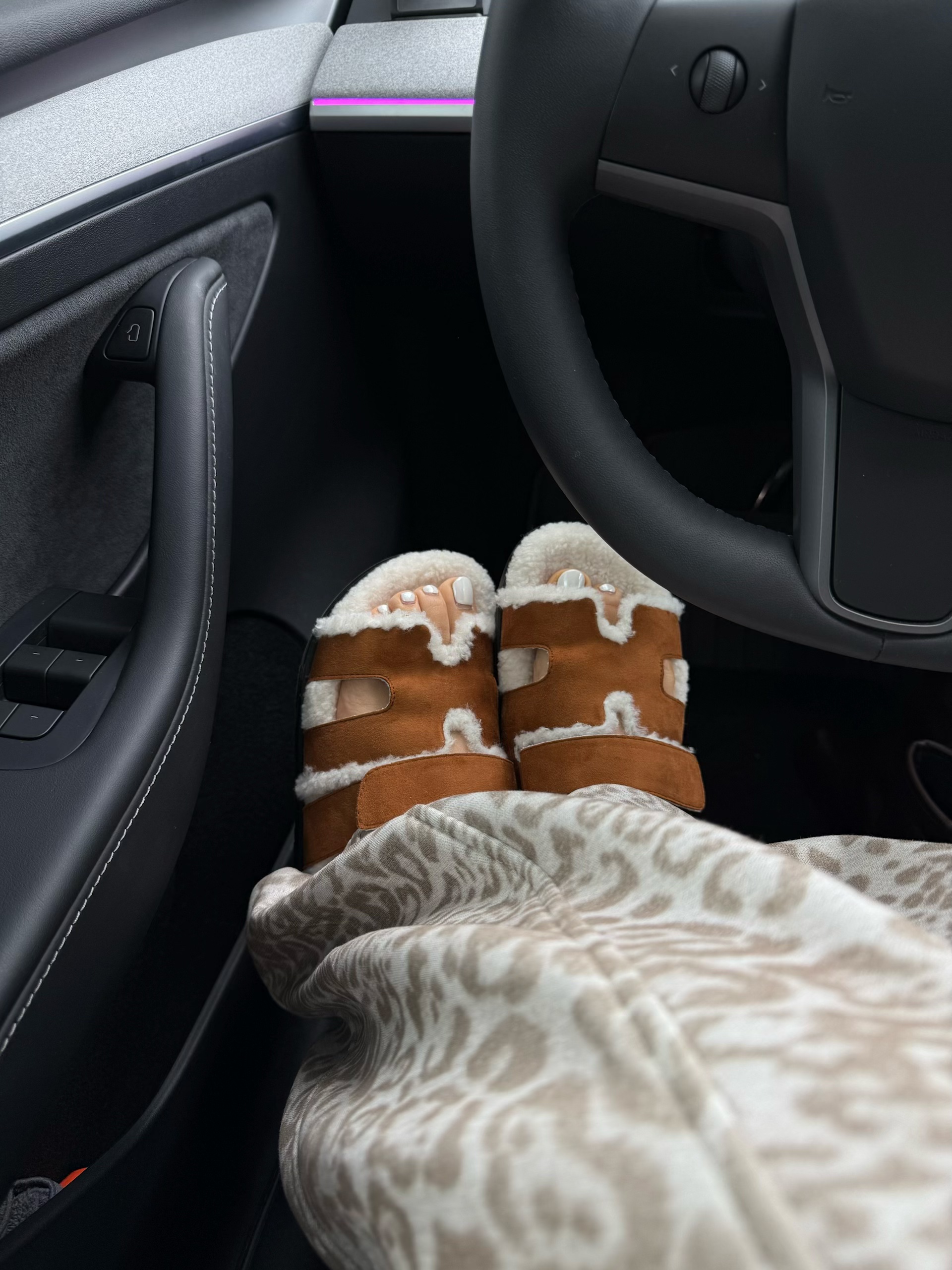 📸 特斯拉拍照指南｜车内大片必备技巧！🔁 姐妹们！
谁还不知道特斯拉是隐藏的拍摄我真的会哭😭
整理了这几个超实用拍摄技巧
轻松get高级感车内写真🚗
	
🌟【中控屏互动法】
利用超大屏幕当背景 播放星空/海洋动态壁纸
侧脸看向屏幕 科技感与氛围感双拉满🌌
🌟【前备箱网红坐姿】
别忘了特斯拉的前备箱！
坐在边缘伸长腿 广角镜头从上往下拍 显腿长2米不是梦👯♀️
🌟【露营模式yyds】
放倒座椅开启露营模式 搭配毛毯和枕头
慵懒居家风拿捏了 记得开空调保持舒适温度哦💤
🌟【方向盘构图法】
半握方向盘回头微笑 对焦在人眼虚化背景
车标若隐若现 高级感这不就来了！
	
最后附上调色参数：
亮度+20
对比度-10
高光-15
阴影+12
色温-8（特斯拉冷白光绝配！）
快@你的姐妹学起来 下次坐特斯拉别再错过出片机会啦🎞️
#特斯拉女孩 #车内拍照 #拍照技巧 #氛围感拍照 #开车当然要记录 #高级感车内饰 #车内第一视角拍摄 #车内必备好物 #车窗氛围照 #和你的汽车一起拍照 @🐟鱼鱼的鱼