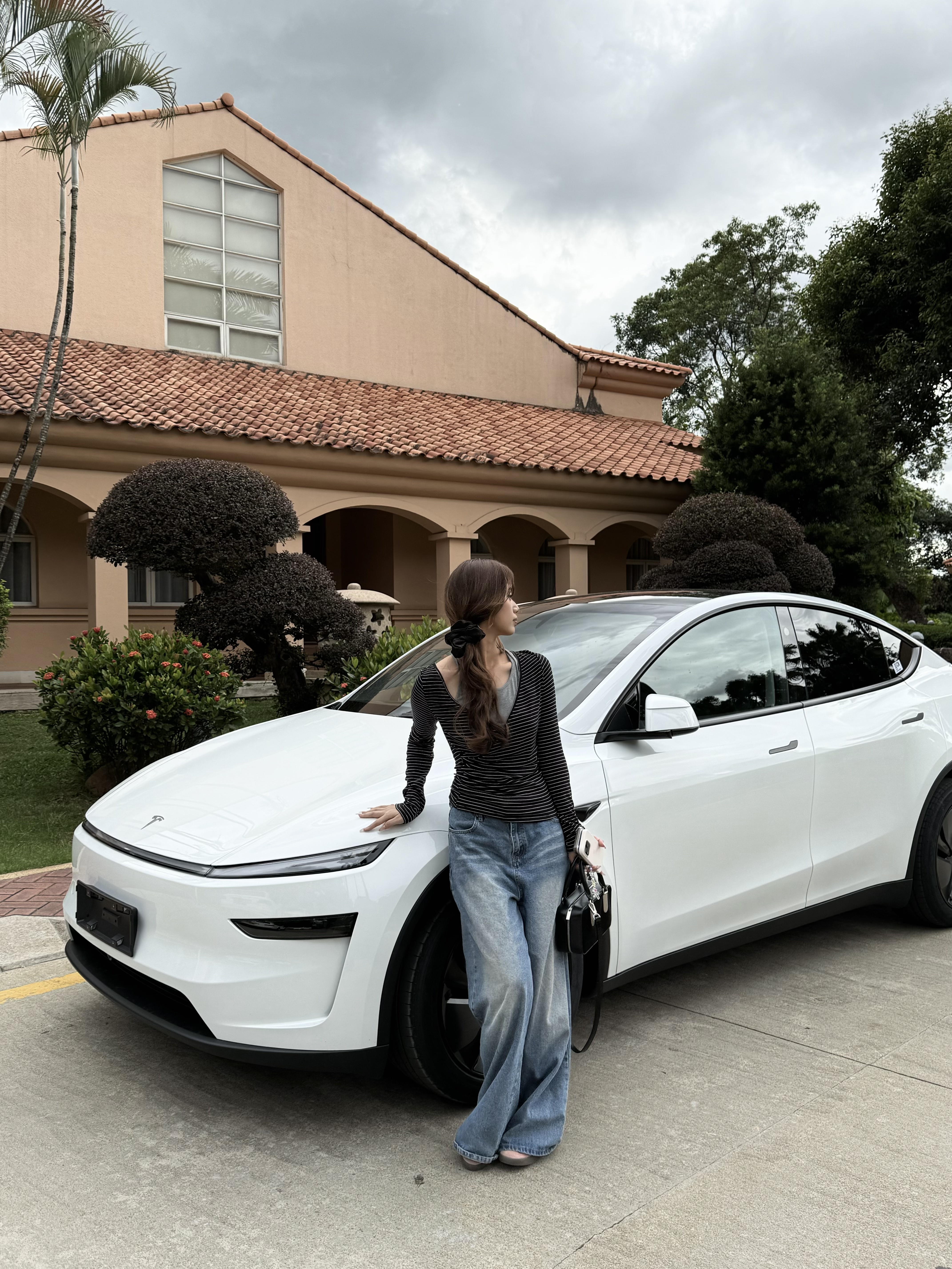 Tesla｜05年喜提人生第一辆小🚗 带着我的大玩具回家了
一个小时试驾订车 一个星期提车
处理首付保险等 拿到车去上牌
我们j人的行动力一步也没停🥹
	
恭喜自己成为特斯拉车主啦！！
成功加入善良大鼠标中的一员
你们的毛坯是怎么装修的！
#日常文案 #人生的意义 #每天都有值得记录的瞬间 #换车的尽头是电车 #特斯拉 #特斯拉Y #大玩具 #喜提新车 #提车需要满满仪式感 #我的车真好看 @yyujiajia