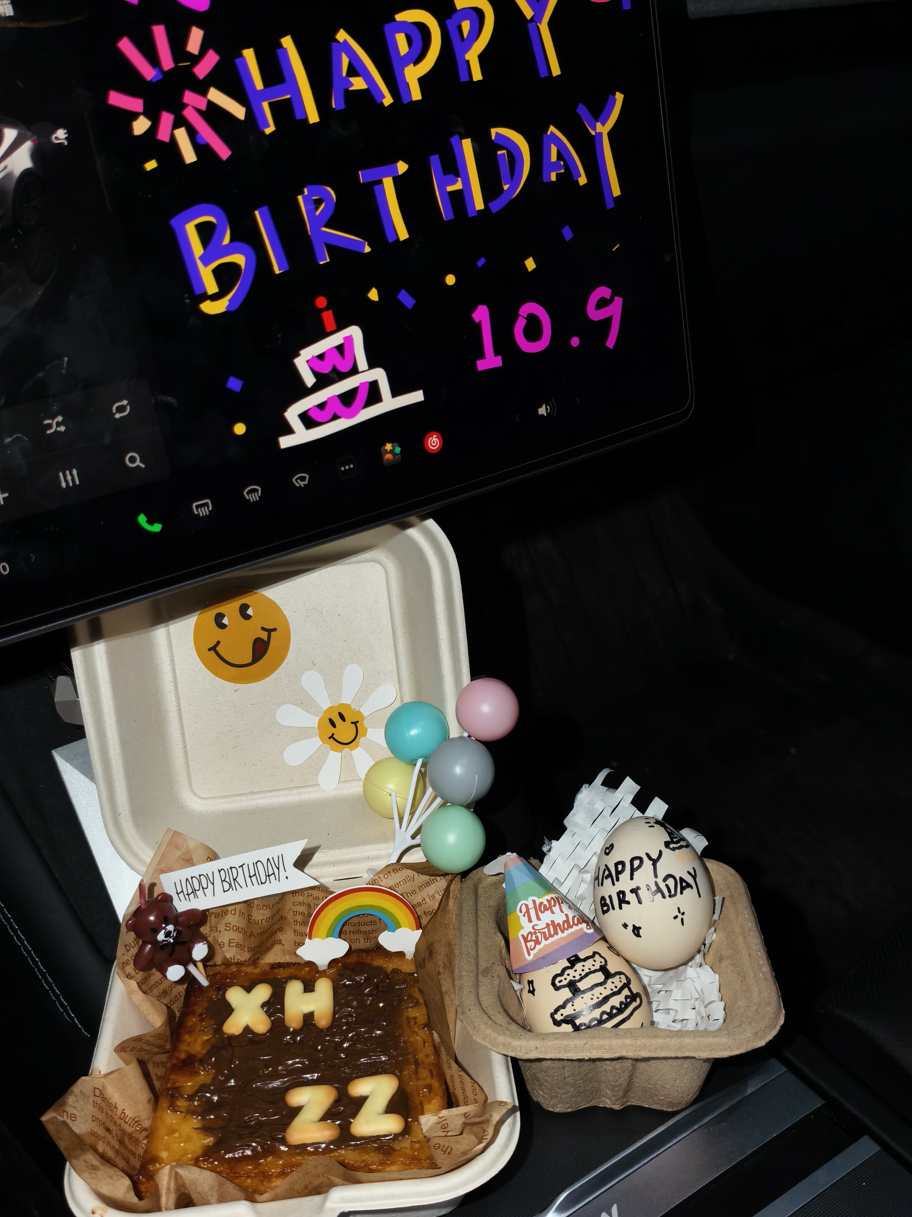 🥳Plog｜"生日在特斯拉里可以这样拍~ 移动生日包厢已就位！
谁说仪式感需要大场面！
准备好全手工的🍰小蛋糕跟生日鸡蛋🥚
给搭子过生日啦~
两个人在一起细水长流，爱就是简简单单🥳
特斯拉专属画板可以任意发挥~氛围拉满，灯光拉满
怎么拍都出片~
PS：图八附详细教程🤪🤪
需要的宝子可以存下~
#特斯拉女车主 #特斯拉
#生日仪式感
#生日氛围感照片 #生日照这样拍 #生日拍照 #浪漫生活的记录者 @fafa的移动充电堡