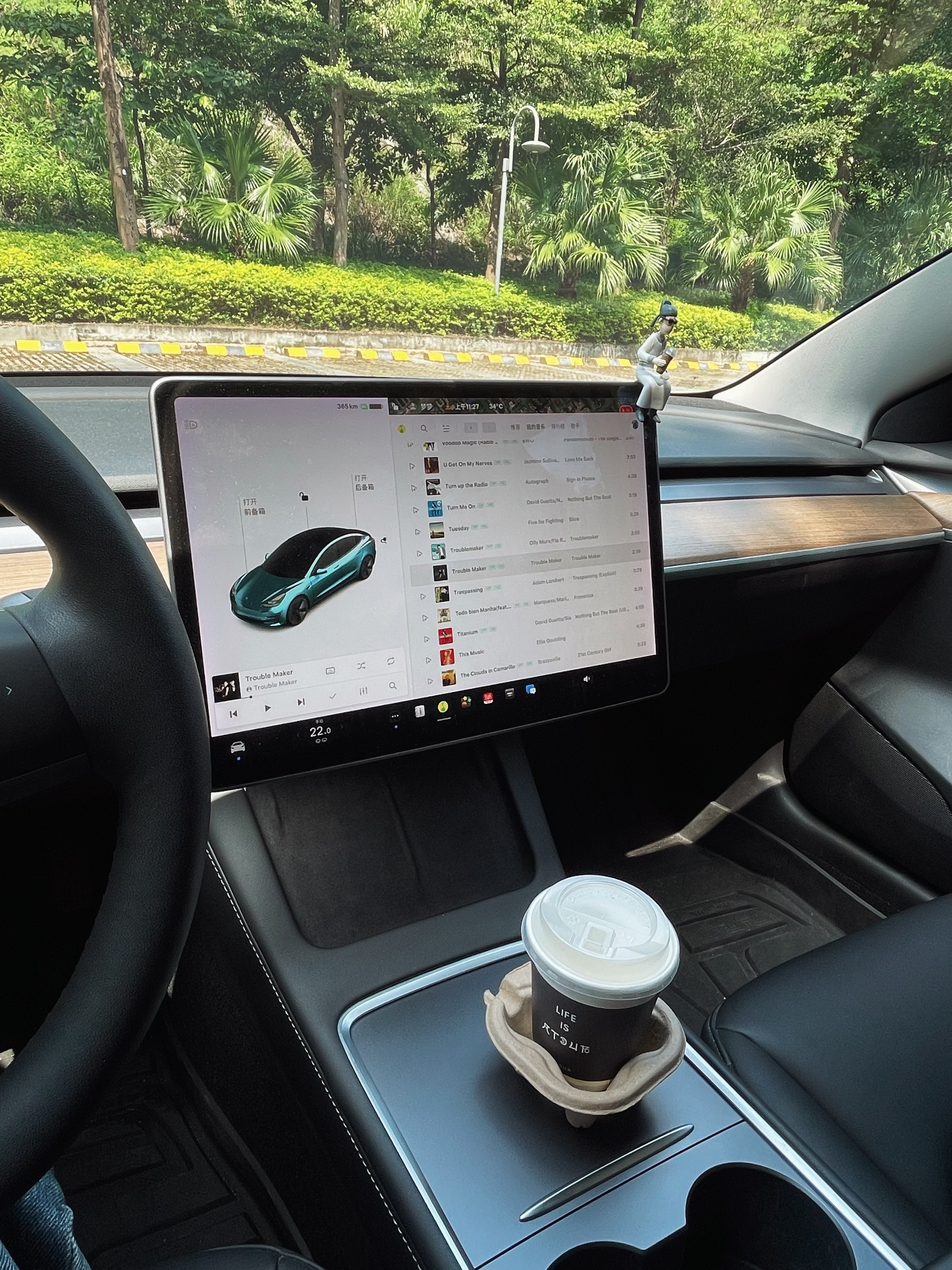 有了它，特斯拉自驾终于不焦虑了 以前节假日出门，要么抢高铁票耗尽心神，要么下了车还得跟着人群挤出租车……自从开上特斯拉，短途自驾直接成了我假期的首选！
	
本来跟儿子约好3号去广州，结果这小子1号突击完成了所有作业，2号一早就催着“妈妈快走”，自驾的快乐，不就是这份说走就走的自由嘛！
	
但电车自驾的麻烦我也遇过——上次节假日在服务区等充电，排了快一小时队，差点耽误行程。这次带了安伴随车充，总算把我从电量焦虑里解放了！不用专门找充电桩，随便找个电源就能充，国际7孔接口适配性很强，不光我的特斯拉，闺蜜的电车也能用上。
	
关键它特别轻便！小小一个箱子塞在前备箱不占地方，我一个女生拎着也不费劲，再也不用慌慌张张找快充站。
	
这次本来计划5号去澳门，遇上台风就临时改道去了香港，全程没为电量慌过神，开得特别轻松！有电车的姐妹真的可以试试，从此自驾不用时刻盯着电量，只管安心享受路上的风景～
	
#特斯拉女车主 #特斯拉自驾 #电车自驾 #国庆出行好物 #安伴随车充 #电量焦虑退退退 #特斯拉model3 #好物分享 #满电出发 #自驾出行必备#安伴#安伴充电桩 @梦里啥都有