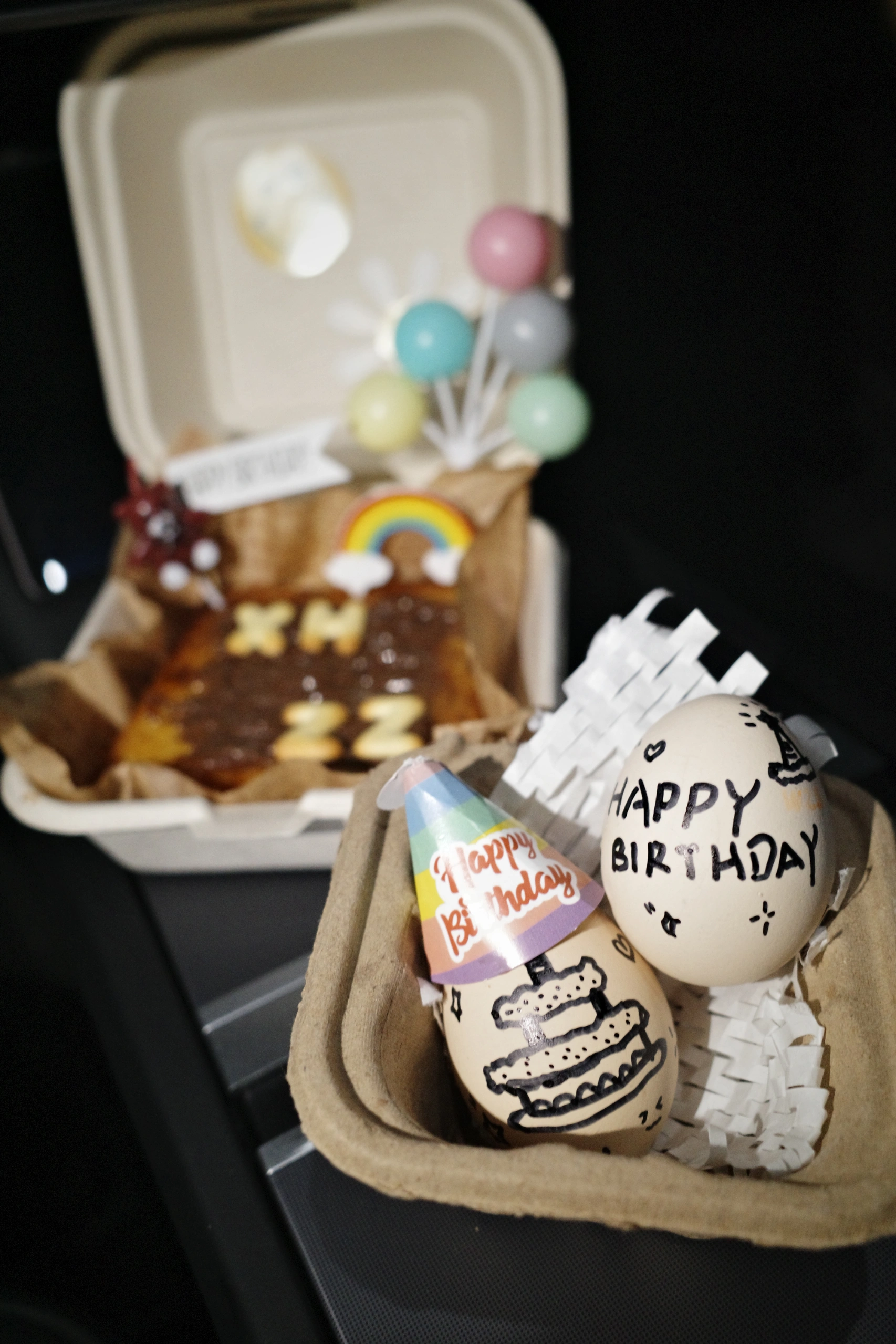 🥳Plog｜"生日在特斯拉里可以这样拍~ 移动生日包厢已就位！
谁说仪式感需要大场面！
准备好全手工的🍰小蛋糕跟生日鸡蛋🥚
给搭子过生日啦~
两个人在一起细水长流，爱就是简简单单🥳
特斯拉专属画板可以任意发挥~氛围拉满，灯光拉满
怎么拍都出片~
PS：图八附详细教程🤪🤪
需要的宝子可以存下~
#特斯拉女车主 #特斯拉
#生日仪式感
#生日氛围感照片 #生日照这样拍 #生日拍照 #浪漫生活的记录者 @fafa的移动充电堡