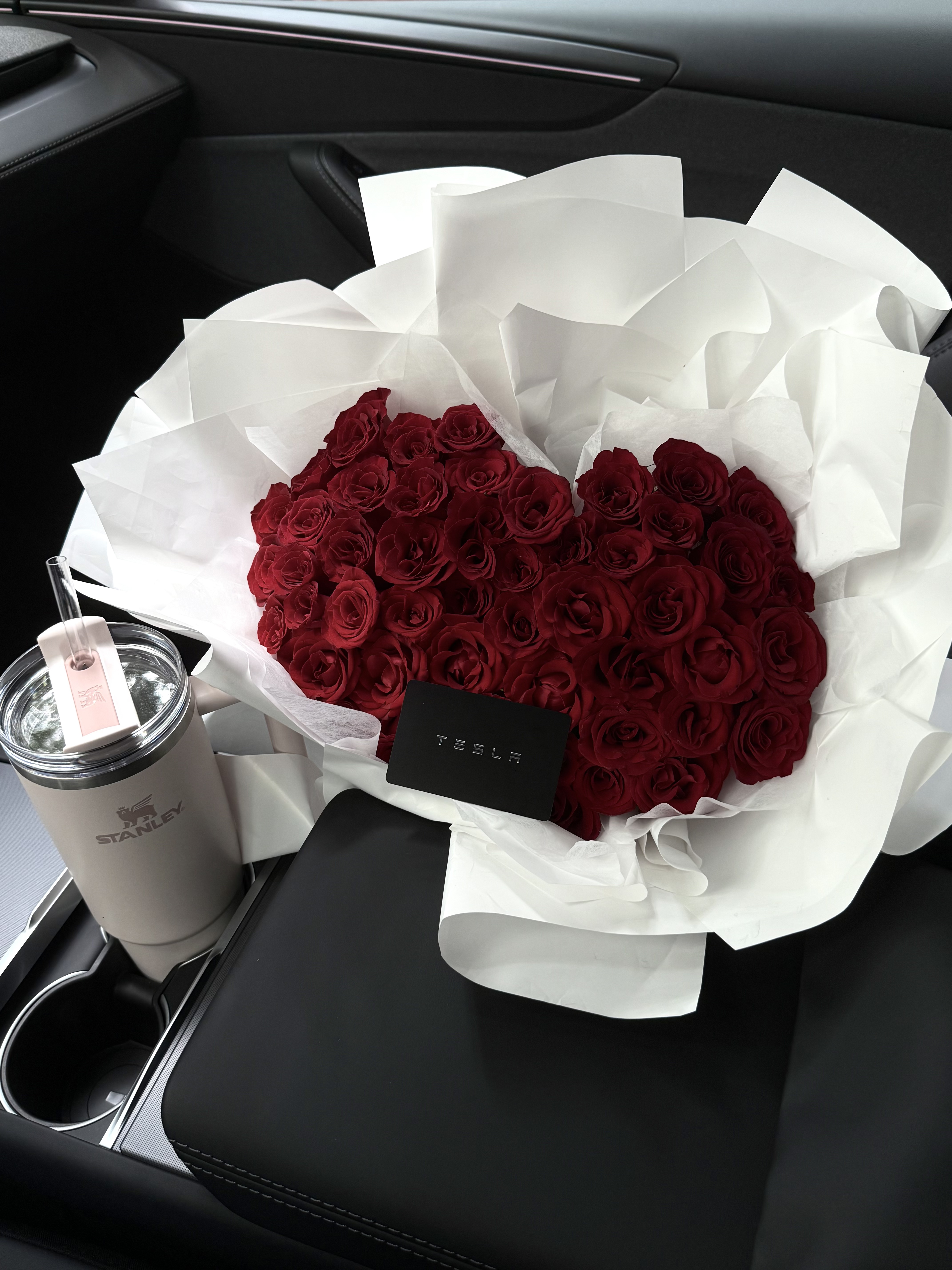 Tesla｜05年喜提人生第一辆小🚗 带着我的大玩具回家了
一个小时试驾订车 一个星期提车
处理首付保险等 拿到车去上牌
我们j人的行动力一步也没停🥹
	
恭喜自己成为特斯拉车主啦！！
成功加入善良大鼠标中的一员
你们的毛坯是怎么装修的！
#日常文案 #人生的意义 #每天都有值得记录的瞬间 #换车的尽头是电车 #特斯拉 #特斯拉Y #大玩具 #喜提新车 #提车需要满满仪式感 #我的车真好看 @yyujiajia