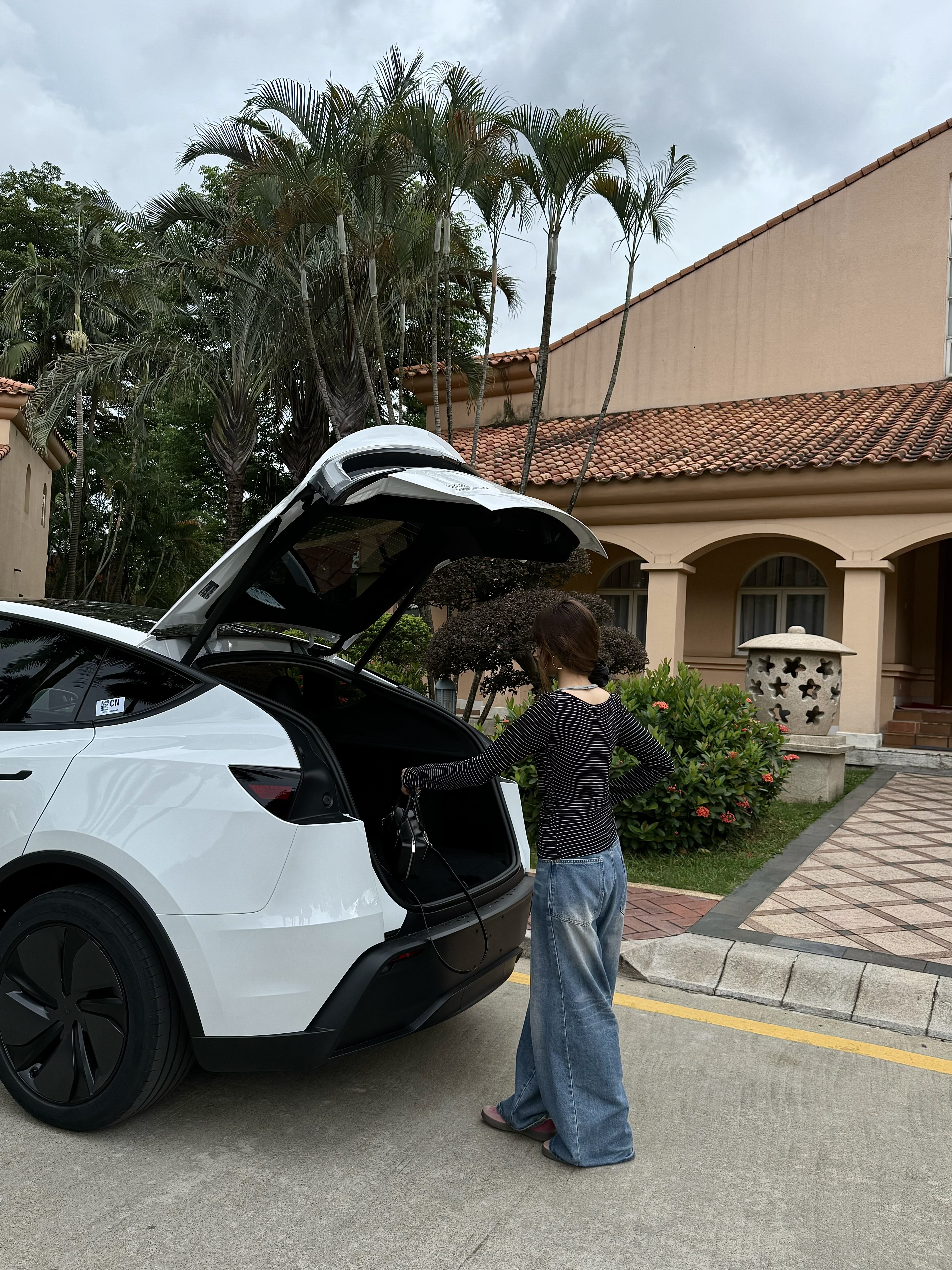 Tesla｜05年喜提人生第一辆小🚗 带着我的大玩具回家了
一个小时试驾订车 一个星期提车
处理首付保险等 拿到车去上牌
我们j人的行动力一步也没停🥹
	
恭喜自己成为特斯拉车主啦！！
成功加入善良大鼠标中的一员
你们的毛坯是怎么装修的！
#日常文案 #人生的意义 #每天都有值得记录的瞬间 #换车的尽头是电车 #特斯拉 #特斯拉Y #大玩具 #喜提新车 #提车需要满满仪式感 #我的车真好看 @yyujiajia