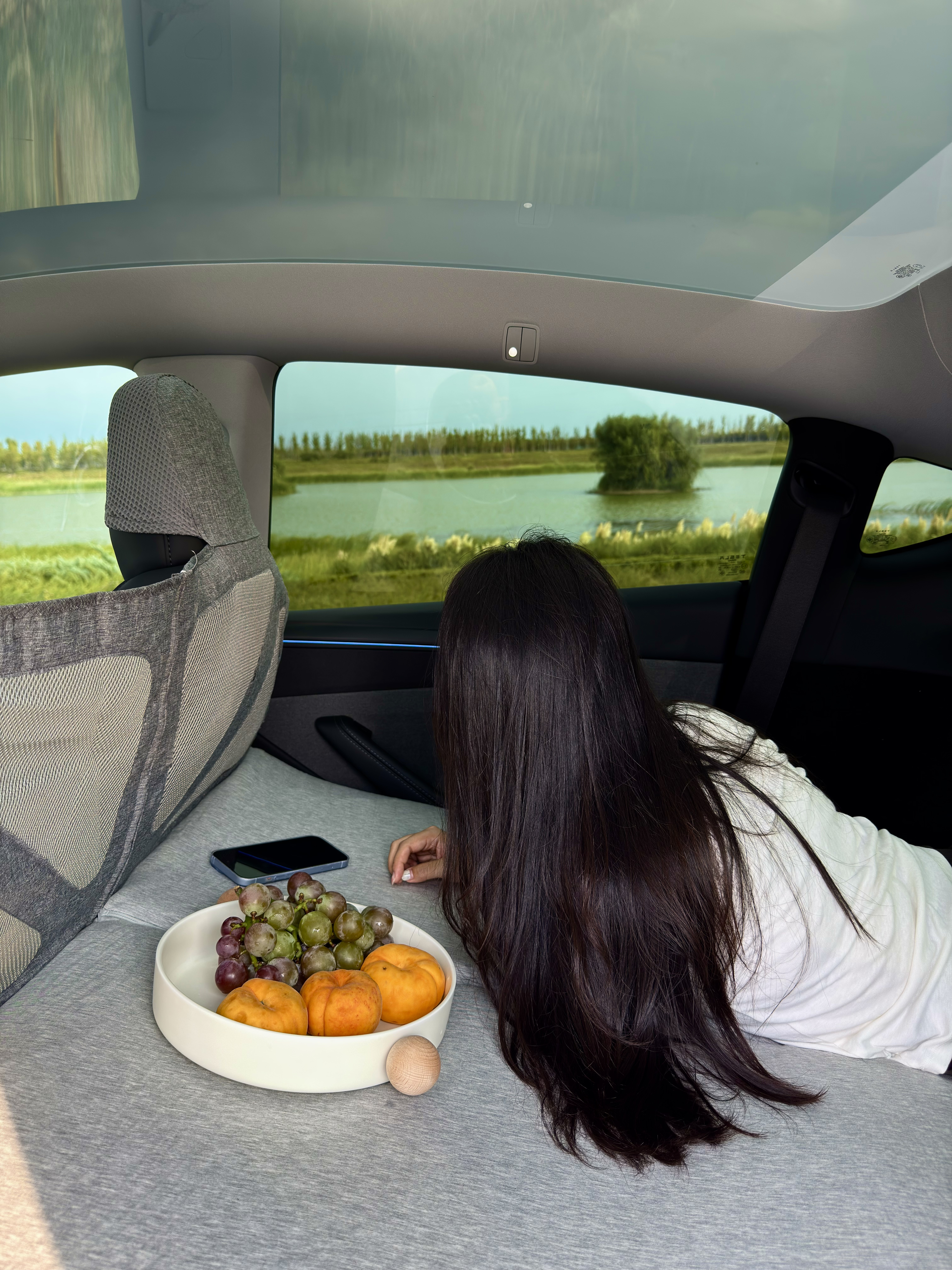 🌟特斯拉露营初体验｜把大自然收进梦里🌃 -
终于开着新车去野营啦～
没换电车之前 觉得睡在车里肯定很难受
睡过了特斯拉大床房 改观了 哈哈哈
	
周末开车到郊外 放倒座椅铺开床垫
在移动小窝里 读一本小说 看一场露天电影
然后伴着月光沉沉睡去～
床垫睡起来也很软乎 躺下瞬间仿佛跌进云朵里
头颈有依托 腰臀被稳稳承托 被包裹住了
睡着车里一个上午 床垫很透气 不闷热
翻身时也不会窸窣响 安静得只听得到窗外的虫鸣
回去了把床垫卷起来收进前备箱就行 不怎么占空间
	
终于理解为什么有人说特斯拉是“户外幸福感放大器”
科技+自然原来可以这么融合
原来诗与远方 真的可以装进一辆Model Y里
	
#开着电车去露营 #打开露营新方式 #特斯拉 #特斯拉车载好物 #特斯拉配件 #一起去露营 #高颜值汽车好物 #特斯拉改装 #特斯拉女车主 #特麦云舱记忆棉床垫 @气气好宅