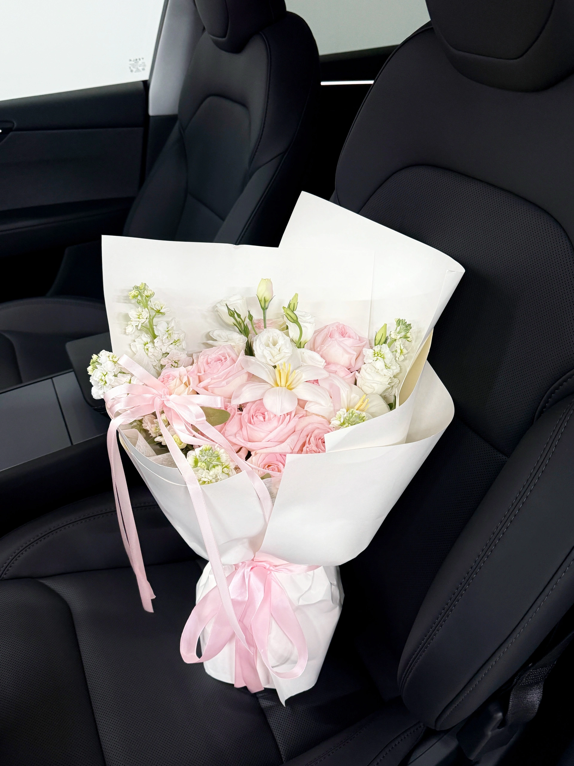 提车日记|01年靠自己喜提第一辆🚗 怒拍10086张!!白色小特配黑色包出片的！
恭喜自己成为特斯拉车主
	
从前总幻想做一个手握方向盘独当一面的“大女主”终于有一天我也变成小时候羡慕的样子
	
从此世界在我面前指向我想去的任何地方
我完全而绝对的主持着我 这句话具像化了.
#提车 #提车拍照 #modely #大玩具 #提车日记 #提车仪式 #特斯拉 #每天都有值得记录的瞬间 @欢欢