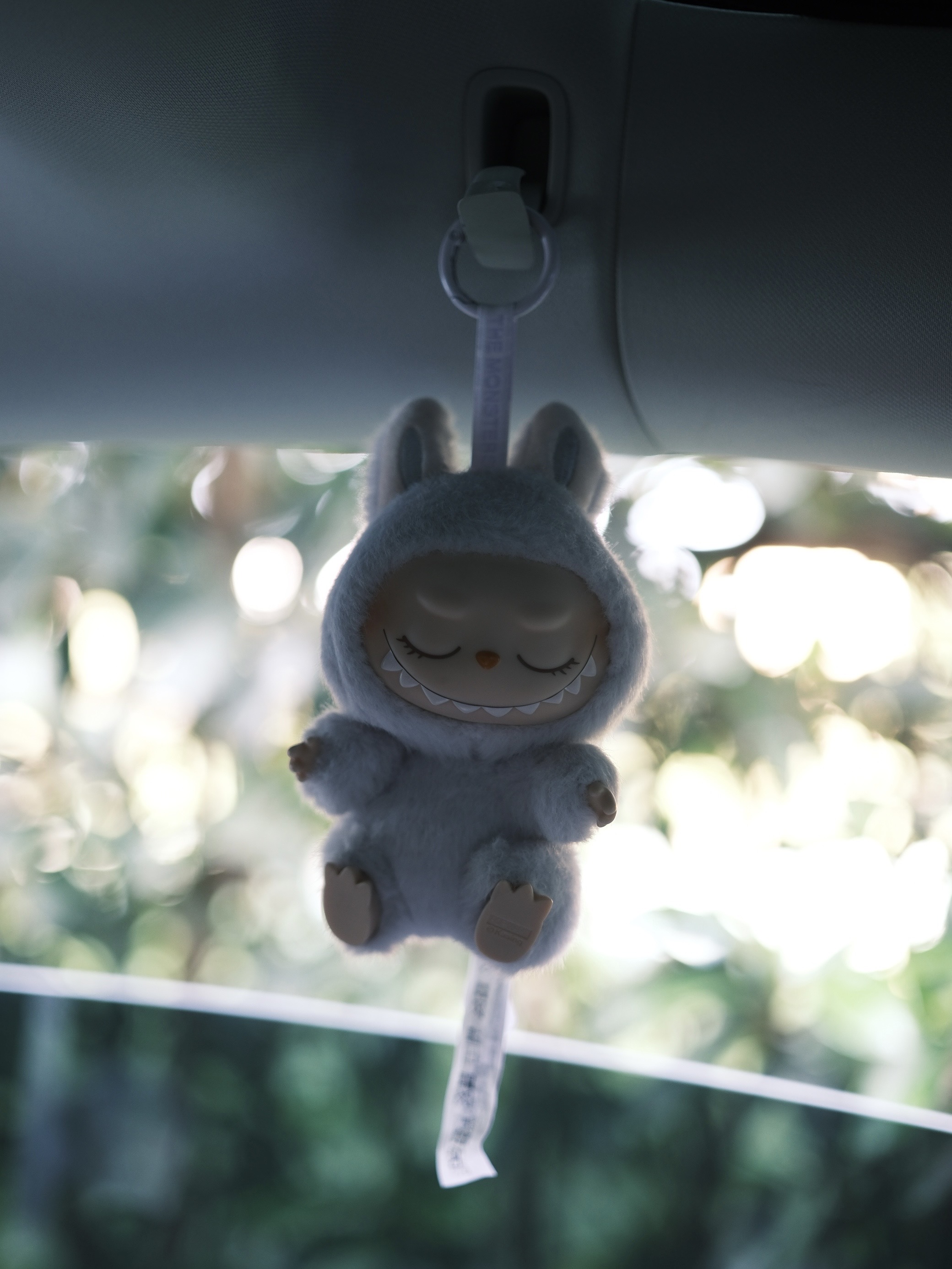 特斯拉的内饰基础，车搭子就不基础 真的好喜欢💕我最近的车搭子呀
-
hello kitty：日本购入的两只kitty，脸也很甜、三丽欧和toptoy盲盒kitty
迪士尼系列：玲娜贝儿冰箱贴（刚好挂在怀挡上）、玲娜贝儿绑带（门把手的位置很适合）
泡泡马特系列：改色膜老板送的labubu、太空人隐藏款、两只星星人
车载香薰膏🌼：超爱这种中式镂空花窗的浮雕设计感
膏体是流沙半透质地，海星贝壳🐚点缀其中，让我一下就想到了朵莉亚
在阳光下还有微微的细闪✨
香味是可调节的淡香型，不会晕车
-
好像能挂的地方都挂满了
女孩子的车都是这样的吗？
哈哈哈哈哈哈哈
#特斯拉 #车搭子 #车载好物分享 #车载香薰 #这都拿不下你 #车载好物 #我的车搭子 #女生车里有什么 #车内饰装饰 #女生车饰 @沈茶茶